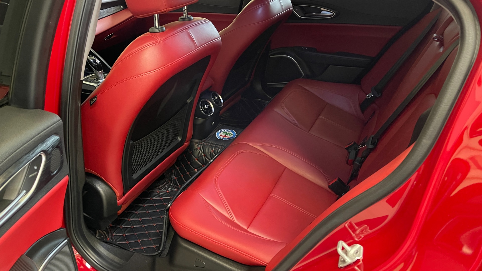 Used 2019 Alfa Romeo GIULIA SPORT 2.0L SEDAN / 8-SPD AUTO / KEYLESS-GO / REMOTE START / REARVIEW for sale Sold at Formula Imports in Charlotte NC 28227 38