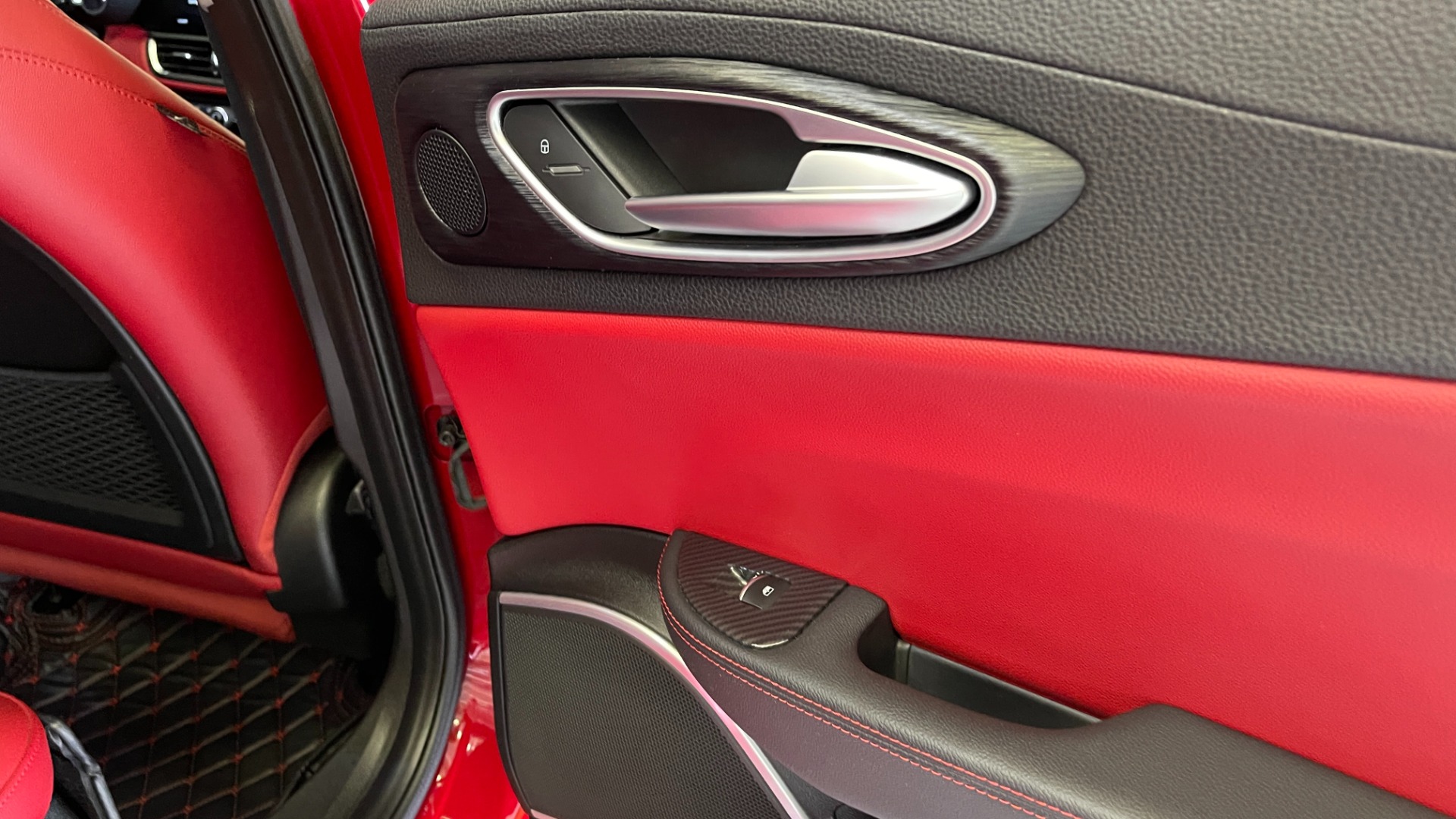 Used 2019 Alfa Romeo GIULIA SPORT 2.0L SEDAN / 8-SPD AUTO / KEYLESS-GO / REMOTE START / REARVIEW for sale Sold at Formula Imports in Charlotte NC 28227 41