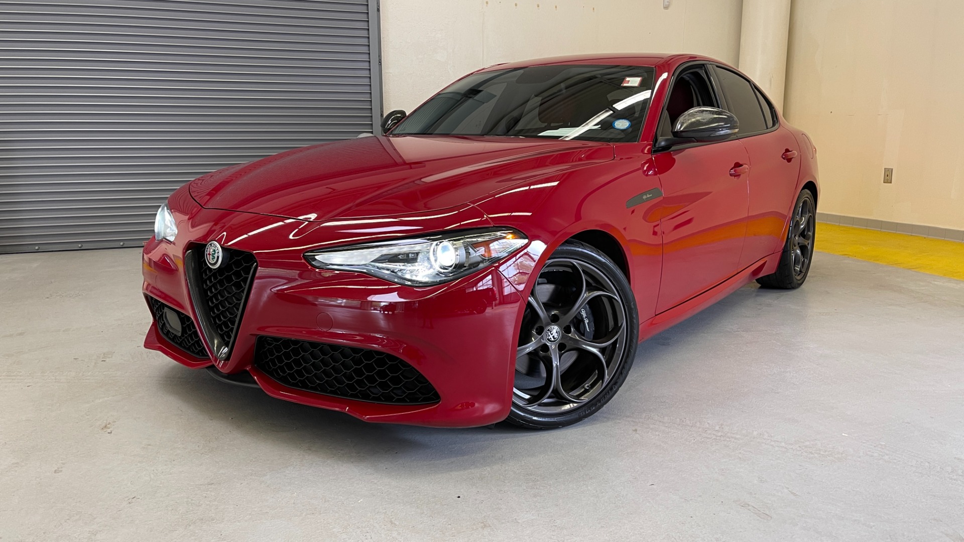 Used 2019 Alfa Romeo GIULIA SPORT 2.0L SEDAN / 8-SPD AUTO / KEYLESS-GO / REMOTE START / REARVIEW for sale Sold at Formula Imports in Charlotte NC 28227 1