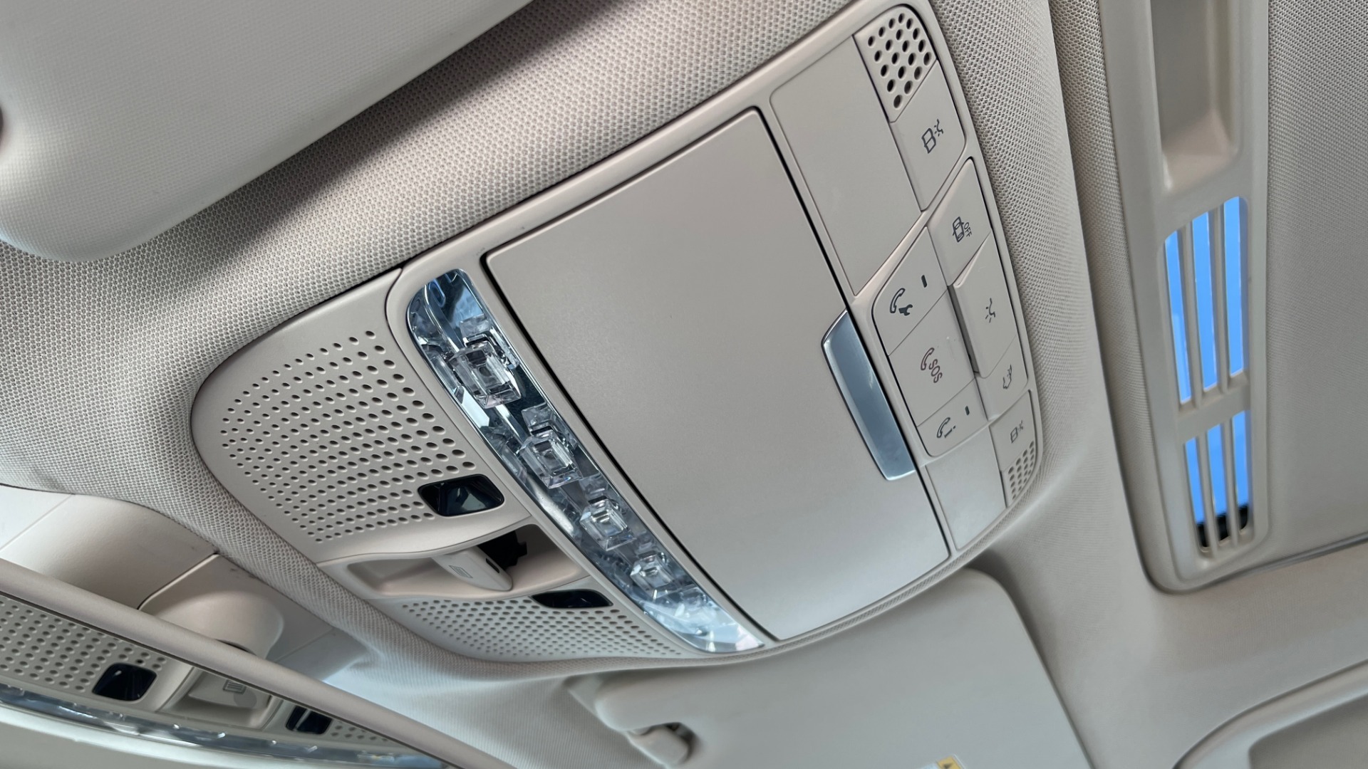Used 2018 Mercedes-Benz C-CLASS C 300 PREMIUM / APPLE CARPLAY / SUNROOF / REARVIEW for sale Sold at Formula Imports in Charlotte NC 28227 39
