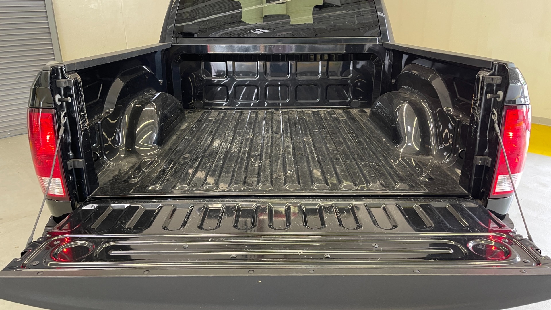 Used 2018 Ram 1500 EXPRESS CREWCAB 4X4 / 3.6L V6 / 8-SPD AUTO / REARVIEW for sale $36,495 at Formula Imports in Charlotte NC 28227 16