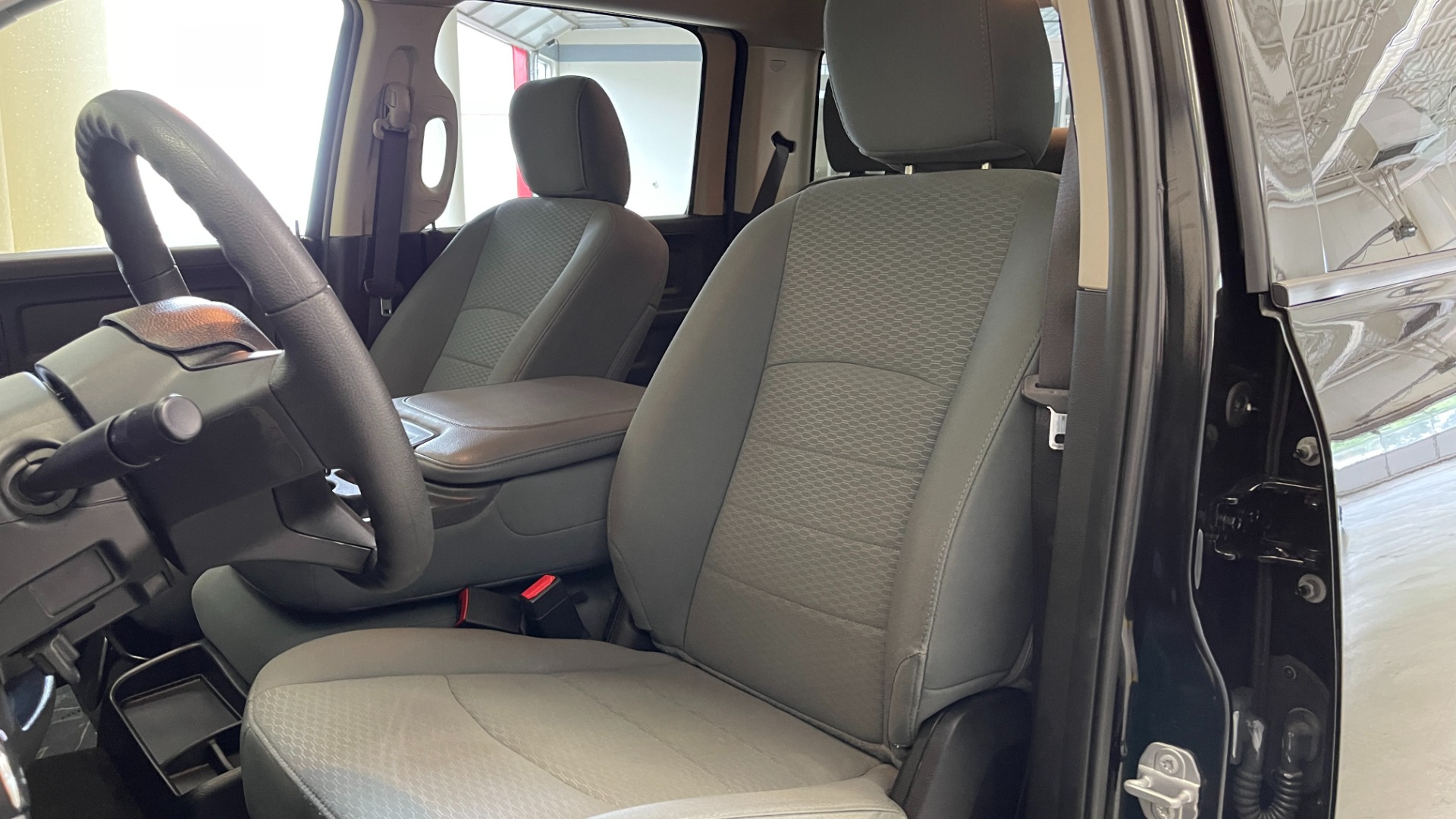 Used 2018 Ram 1500 EXPRESS CREWCAB 4X4 / 3.6L V6 / 8-SPD AUTO / REARVIEW for sale $36,495 at Formula Imports in Charlotte NC 28227 22