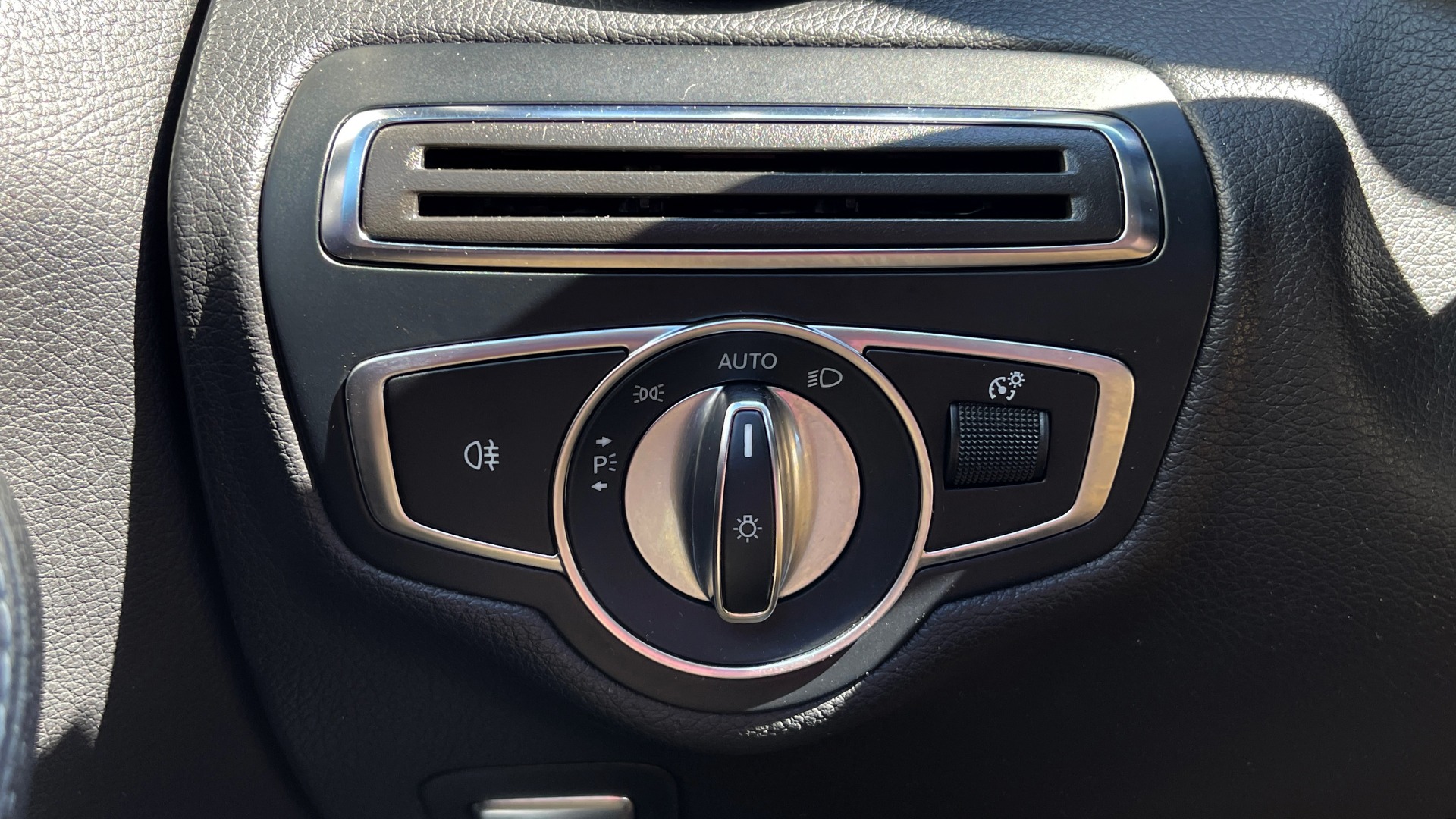 Used 2018 Mercedes-Benz C-CLASS C 300 PREMIUM / APPLE CARPLAY / KEYLESS-GO / SUNROOF / REARVIEW for sale Sold at Formula Imports in Charlotte NC 28227 27