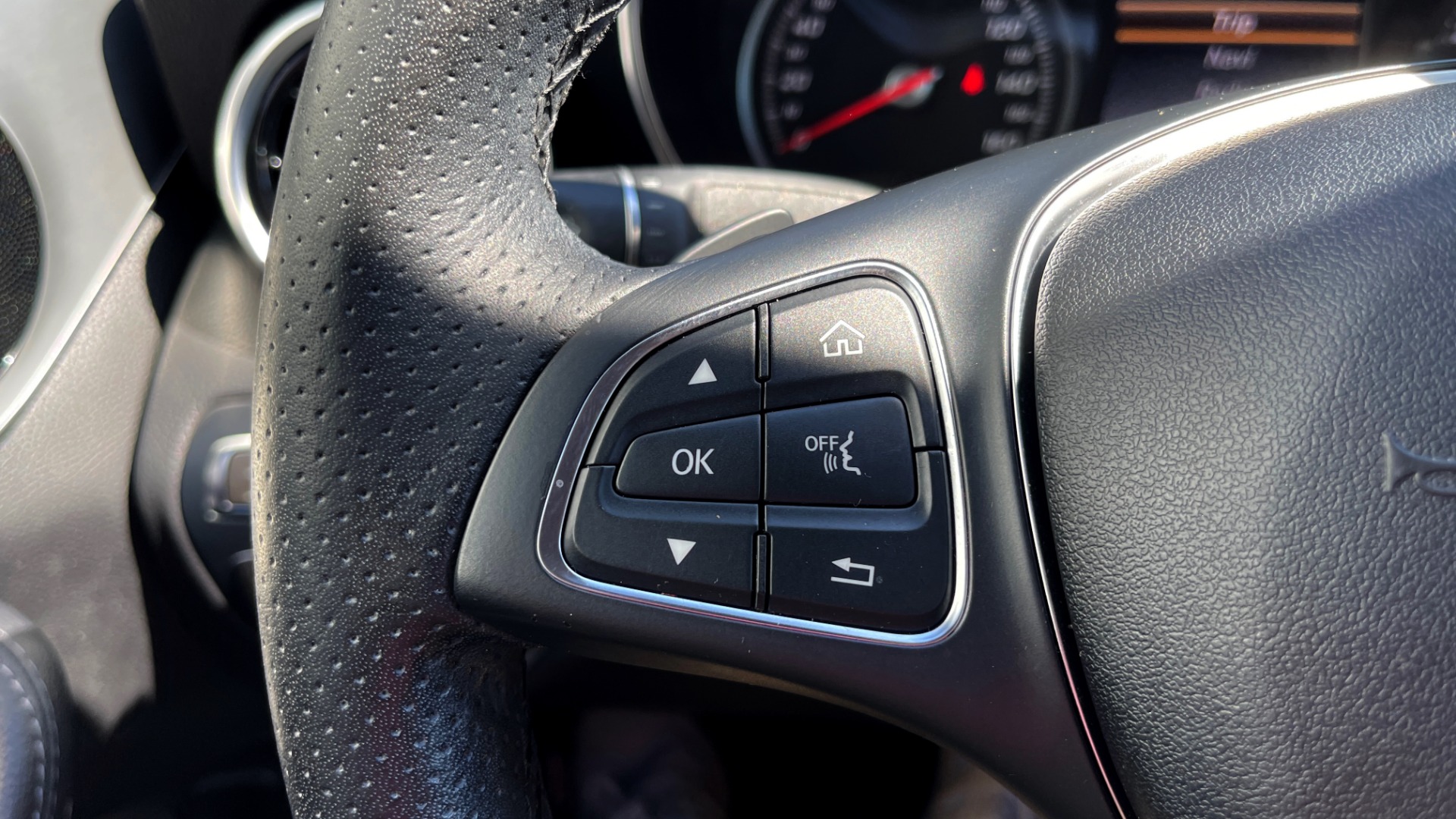 Used 2018 Mercedes-Benz C-CLASS C 300 PREMIUM / APPLE CARPLAY / KEYLESS-GO / SUNROOF / REARVIEW for sale Sold at Formula Imports in Charlotte NC 28227 28