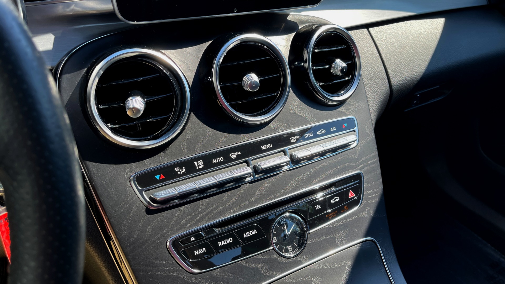 Used 2018 Mercedes-Benz C-CLASS C 300 PREMIUM / APPLE CARPLAY / KEYLESS-GO / SUNROOF / REARVIEW for sale Sold at Formula Imports in Charlotte NC 28227 33