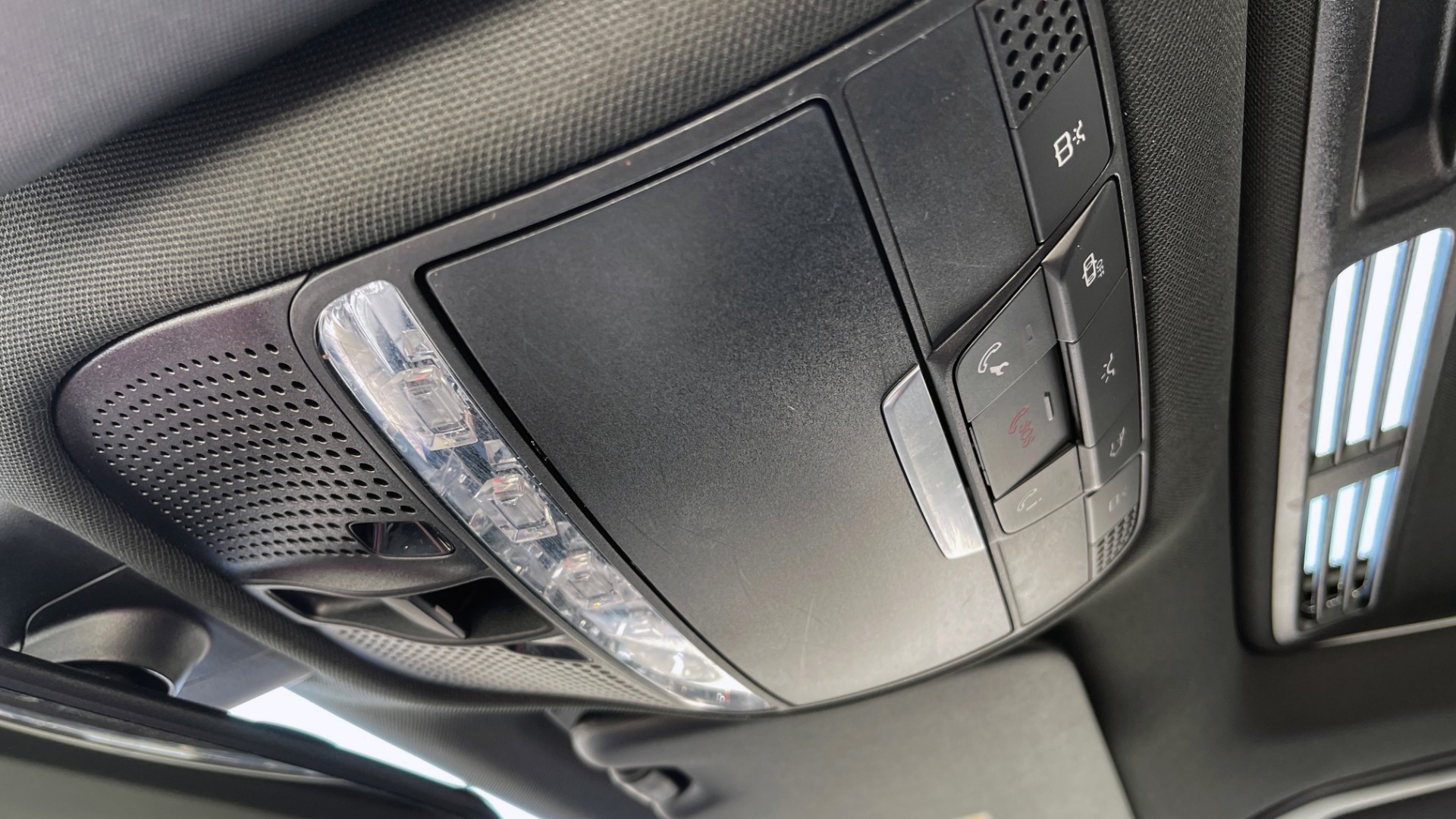 Used 2018 Mercedes-Benz C-CLASS C 300 PREMIUM / APPLE CARPLAY / KEYLESS-GO / SUNROOF / REARVIEW for sale Sold at Formula Imports in Charlotte NC 28227 39