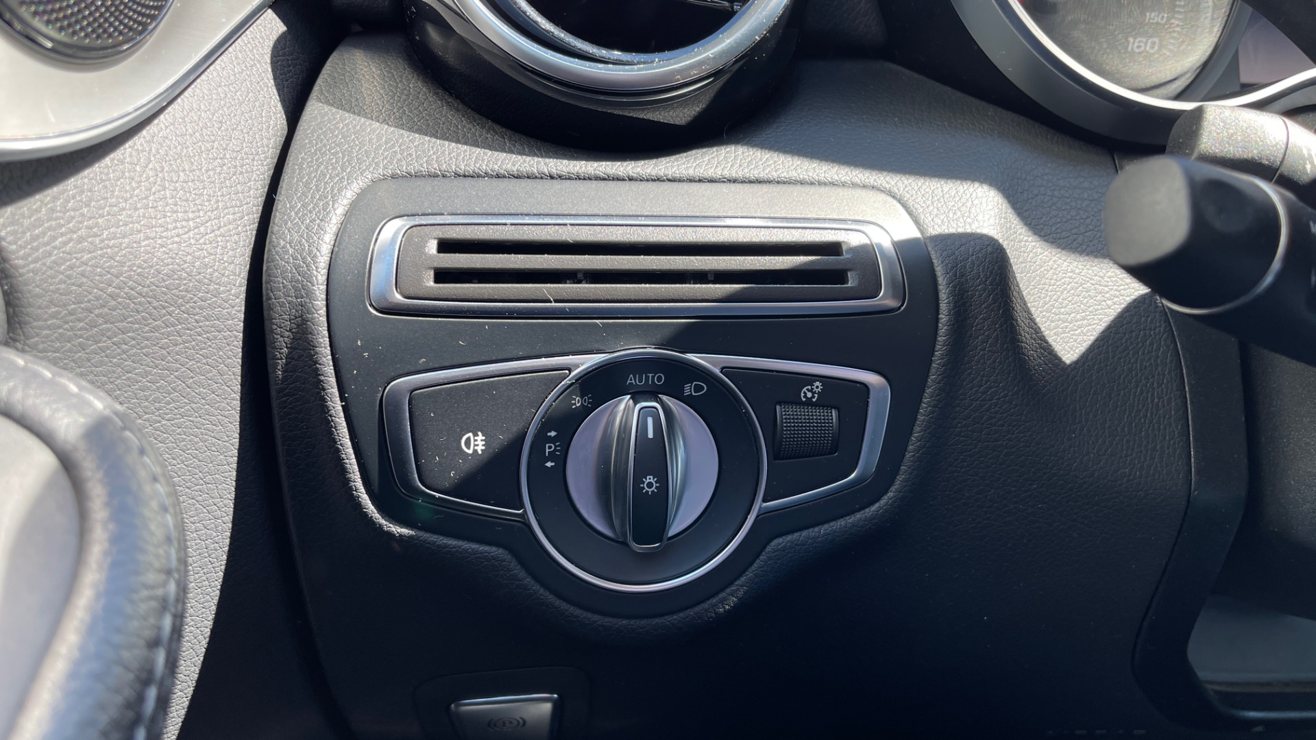 Used 2018 Mercedes-Benz C-CLASS C 300 PREMIUM / SUNROOF / APPLE CARPLAY / HTD STS REARVIEW for sale $32,595 at Formula Imports in Charlotte NC 28227 27