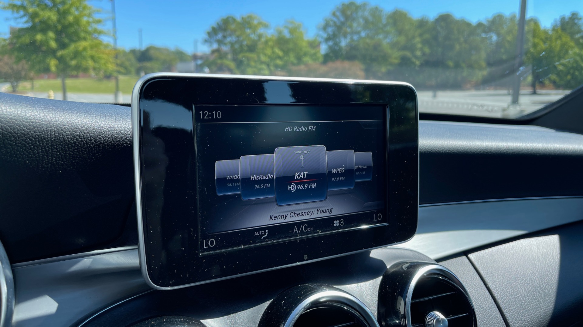 Used 2018 Mercedes-Benz C-CLASS C 300 2.0L PREMIUM / APPLE CARPLAY / BSA / HTD STS / REARVIEW for sale Sold at Formula Imports in Charlotte NC 28227 33
