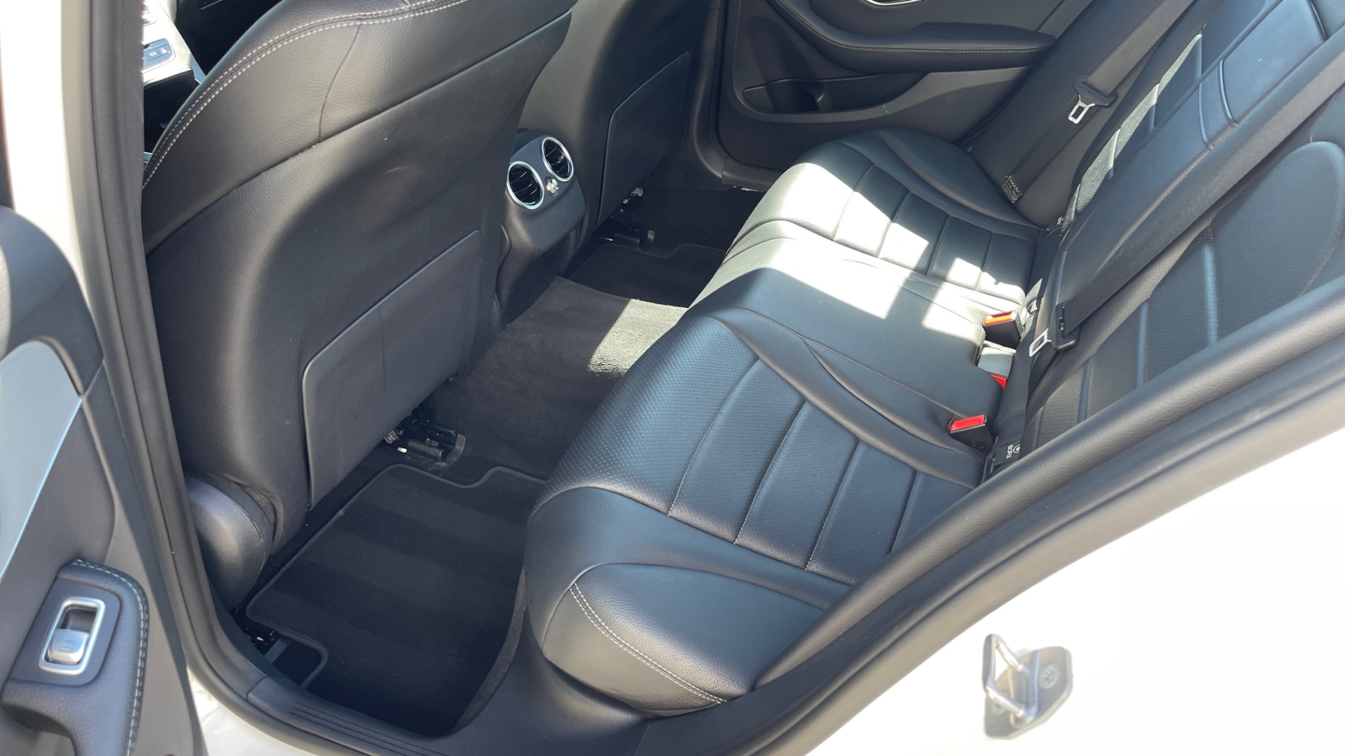 Used 2018 Mercedes-Benz C-CLASS C 300 2.0L PREMIUM / APPLE CARPLAY / BSA / HTD STS / REARVIEW for sale Sold at Formula Imports in Charlotte NC 28227 39