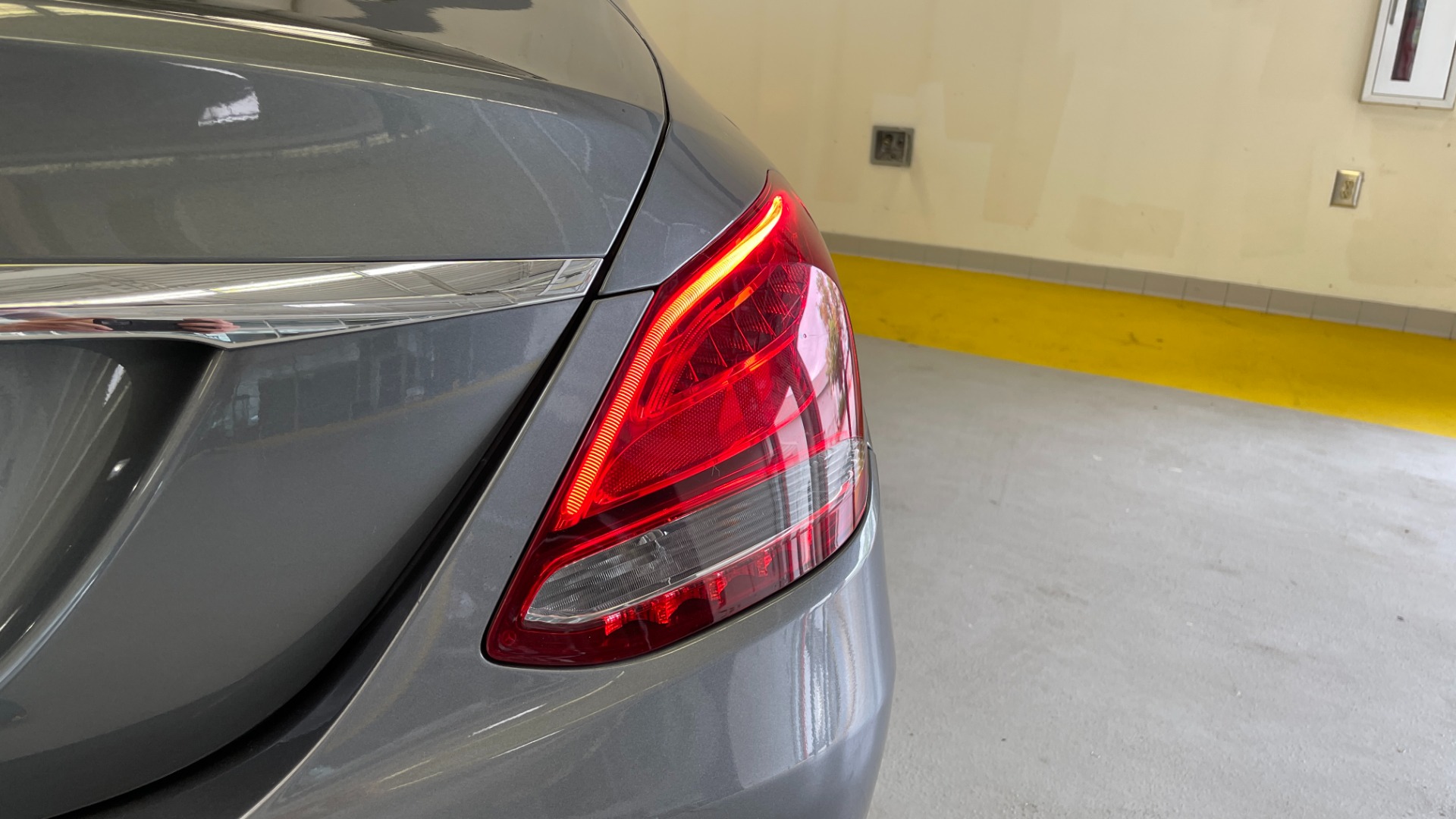 Used 2018 Mercedes-Benz C-CLASS C 300 PREMIUM / KEYLESS-GO / HTD STS / APPLE CARPLAY / REARVIEW for sale Sold at Formula Imports in Charlotte NC 28227 18