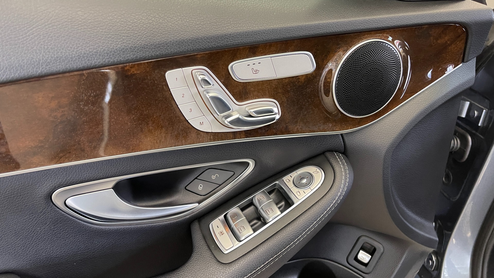Used 2018 Mercedes-Benz C-CLASS C 300 PREMIUM / KEYLESS-GO / HTD STS / APPLE CARPLAY / REARVIEW for sale Sold at Formula Imports in Charlotte NC 28227 24