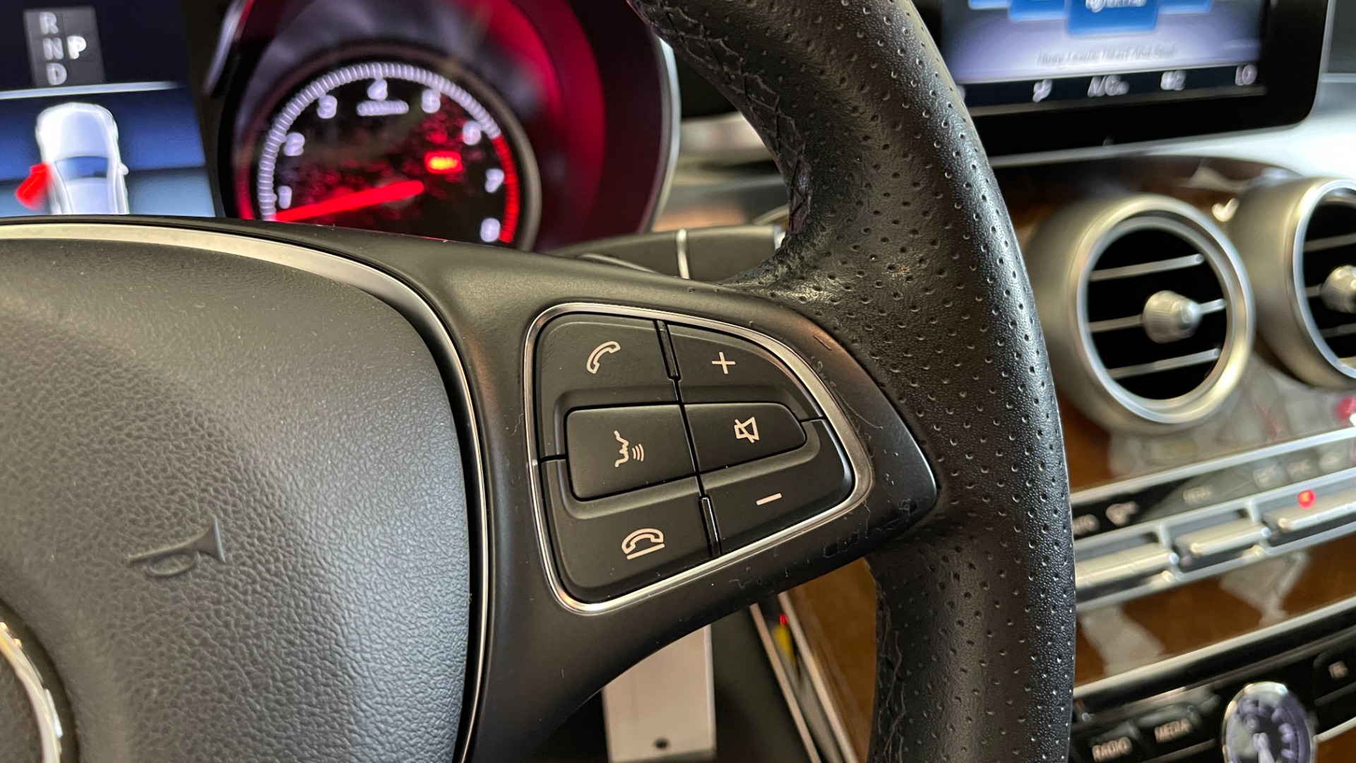 Used 2018 Mercedes-Benz C-CLASS C 300 PREMIUM / KEYLESS-GO / HTD STS / APPLE CARPLAY / REARVIEW for sale Sold at Formula Imports in Charlotte NC 28227 28