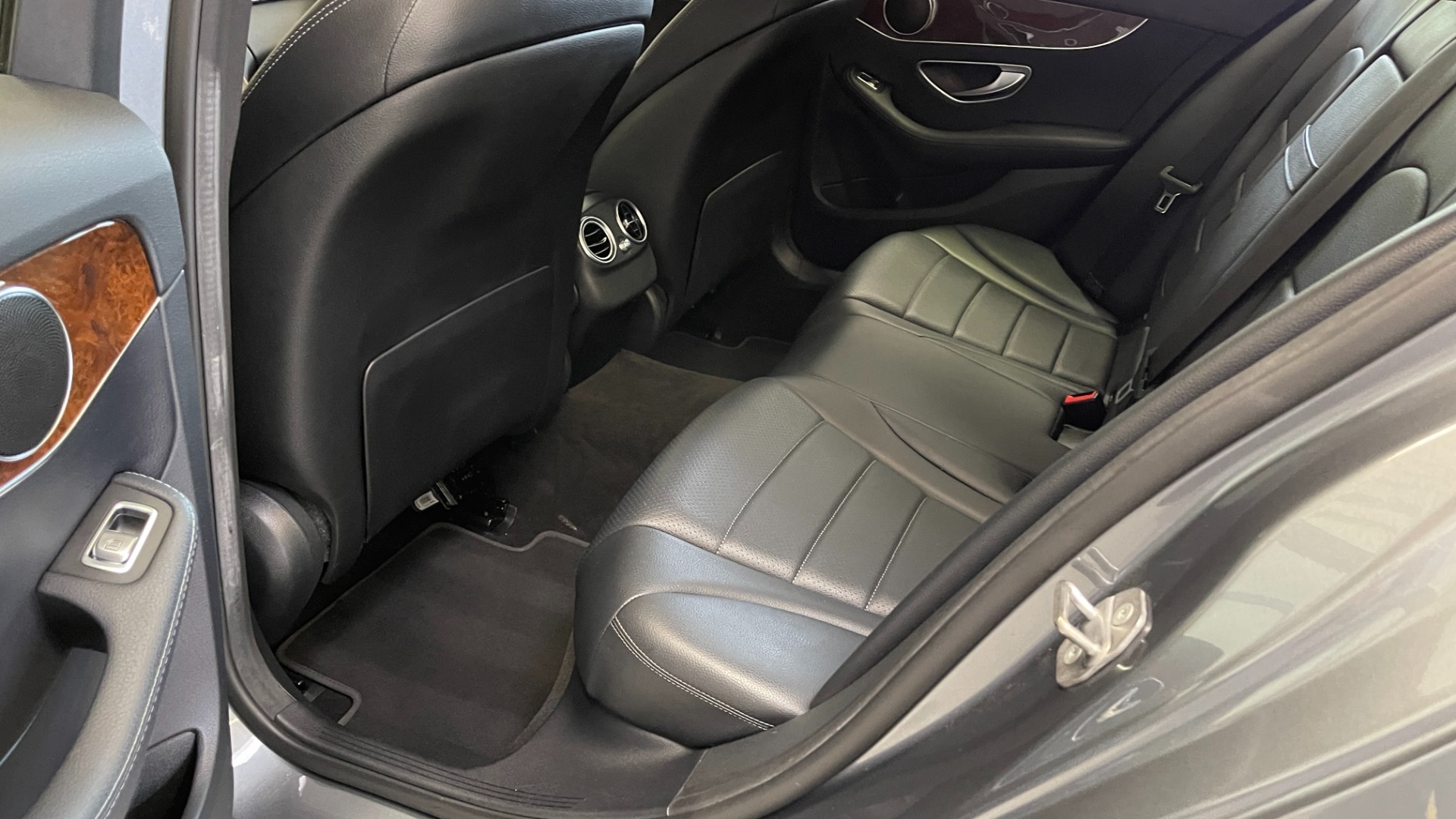 Used 2018 Mercedes-Benz C-CLASS C 300 PREMIUM / KEYLESS-GO / HTD STS / APPLE CARPLAY / REARVIEW for sale Sold at Formula Imports in Charlotte NC 28227 40