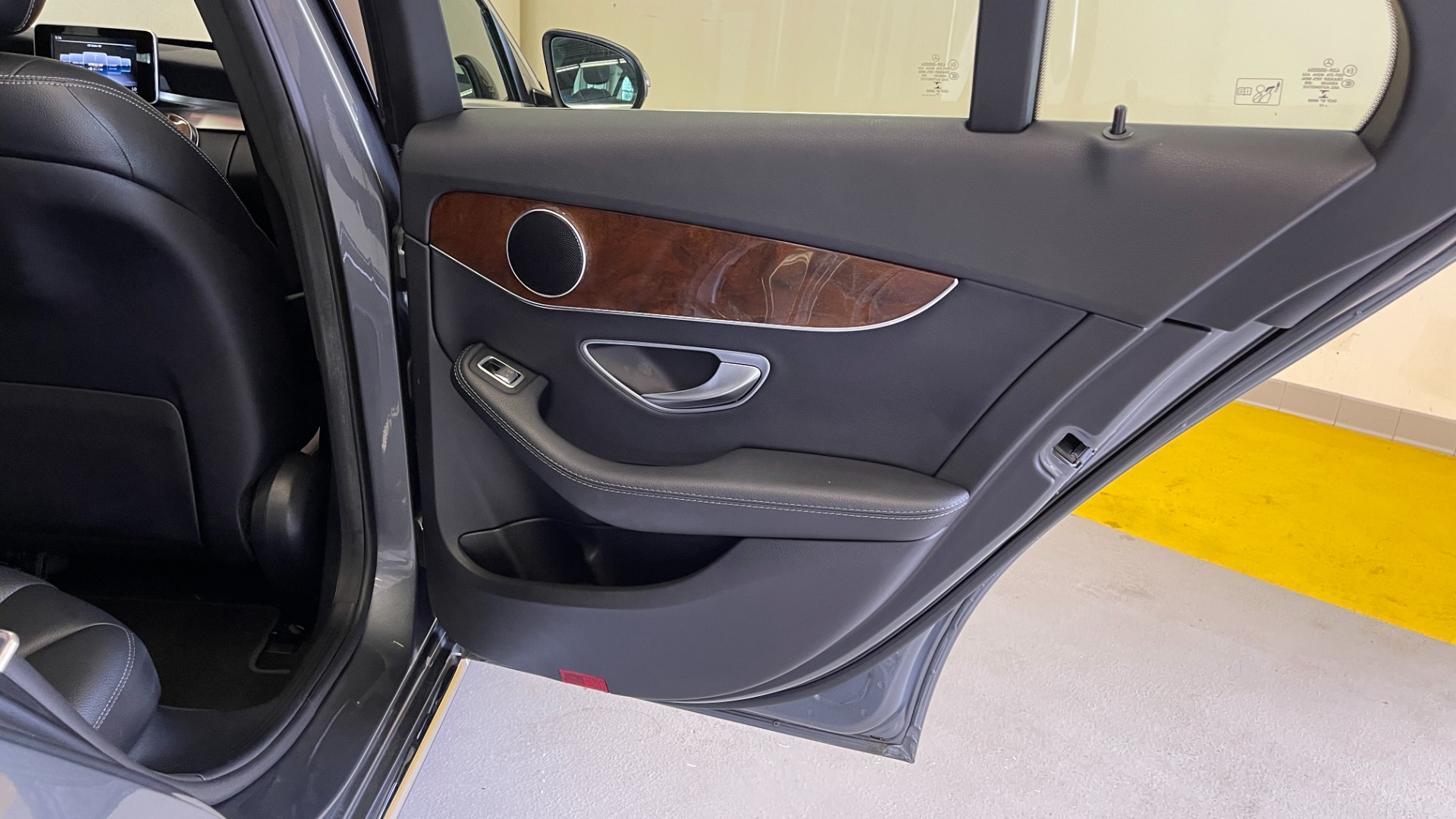 Used 2018 Mercedes-Benz C-CLASS C 300 PREMIUM / KEYLESS-GO / HTD STS / APPLE CARPLAY / REARVIEW for sale Sold at Formula Imports in Charlotte NC 28227 43