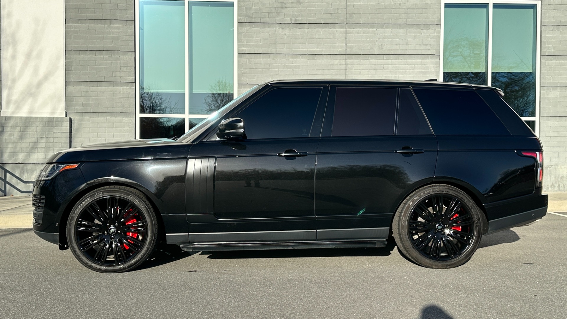 Used 2018 Land Rover Range Rover SUPERCHARGED / DRIVE PRO PKG / FULL BLACKOUT / RED CALIPERS / 21IN WHEELS for sale Sold at Formula Imports in Charlotte NC 28227 6