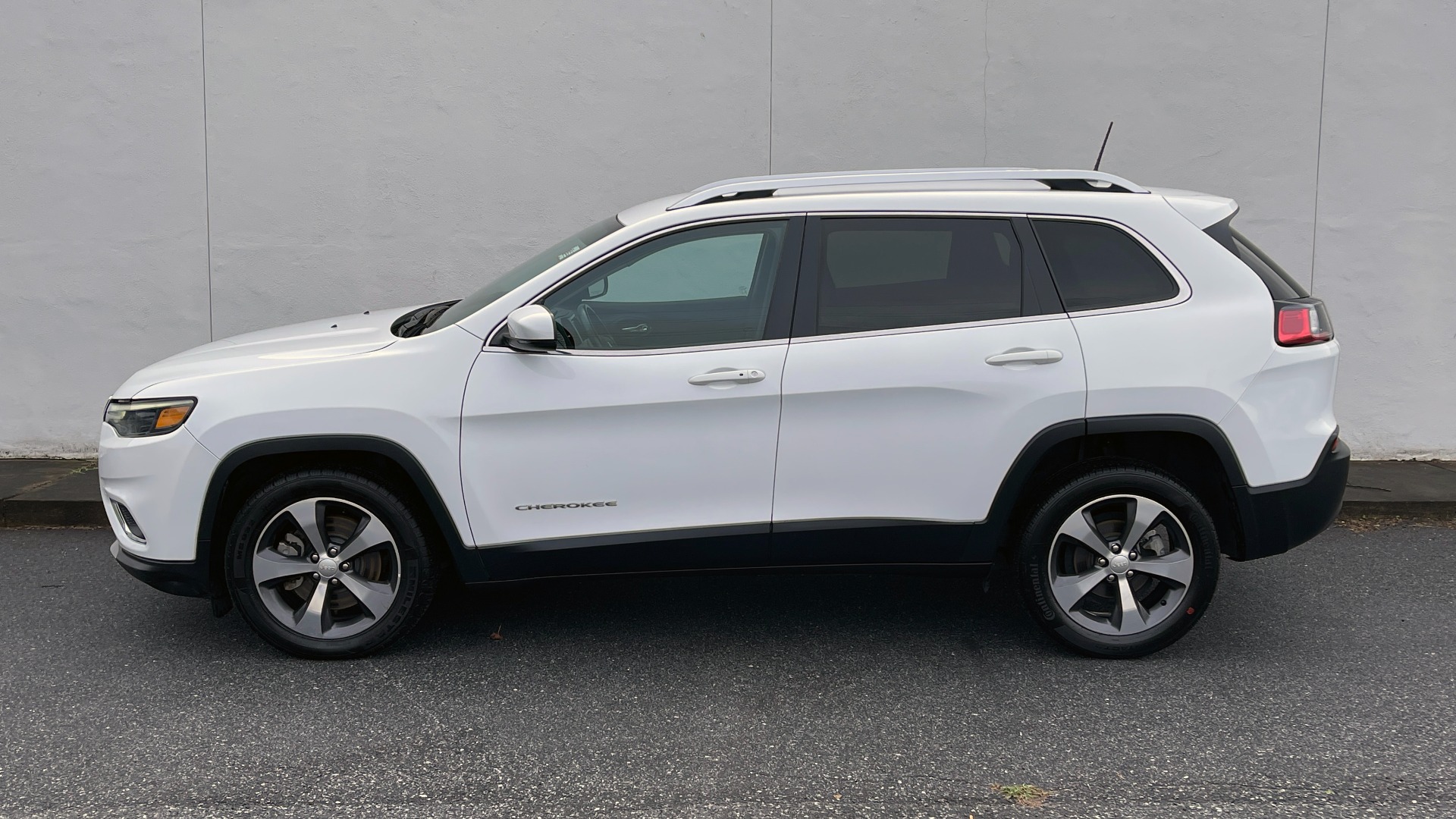 Used 2019 Jeep CHEROKEE LIMITED 2.4L / FWD / APPLE CARPLAY / KEYLESS-GO / REARVIEW for sale Sold at Formula Imports in Charlotte NC 28227 2