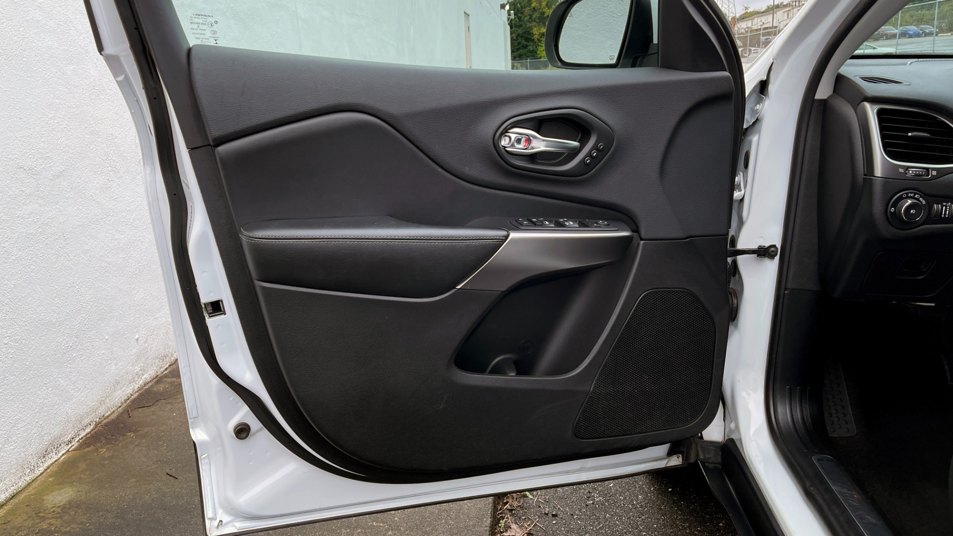 Used 2019 Jeep CHEROKEE LIMITED 2.4L / FWD / APPLE CARPLAY / KEYLESS-GO / REARVIEW for sale Sold at Formula Imports in Charlotte NC 28227 23