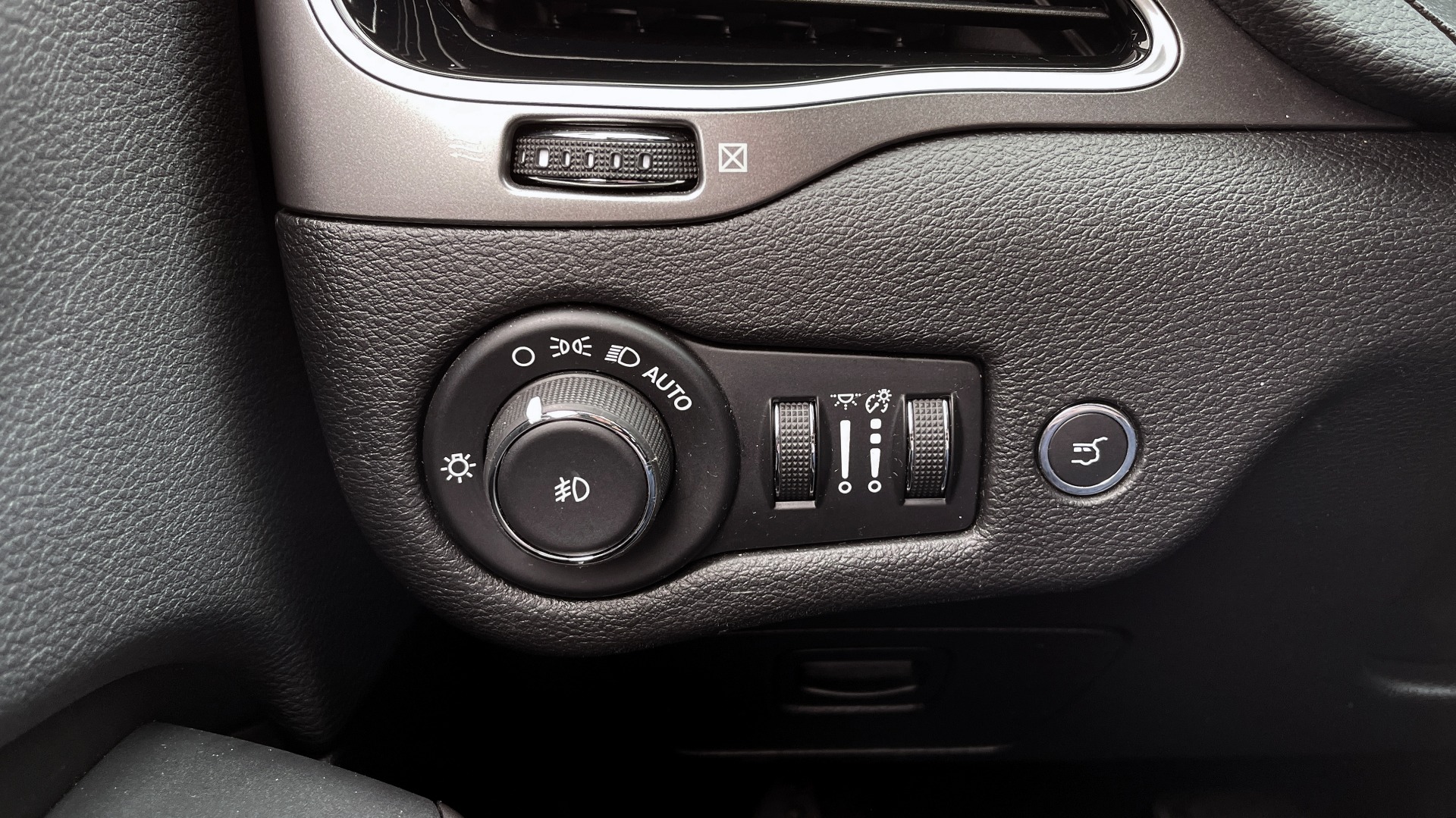 Used 2019 Jeep CHEROKEE LIMITED 2.4L / FWD / APPLE CARPLAY / KEYLESS-GO / REARVIEW for sale Sold at Formula Imports in Charlotte NC 28227 29