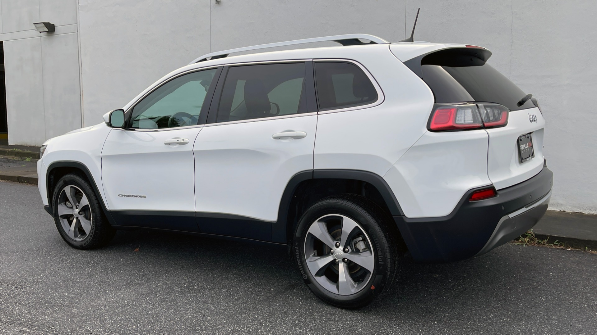 Used 2019 Jeep CHEROKEE LIMITED 2.4L / FWD / APPLE CARPLAY / KEYLESS-GO / REARVIEW for sale Sold at Formula Imports in Charlotte NC 28227 3