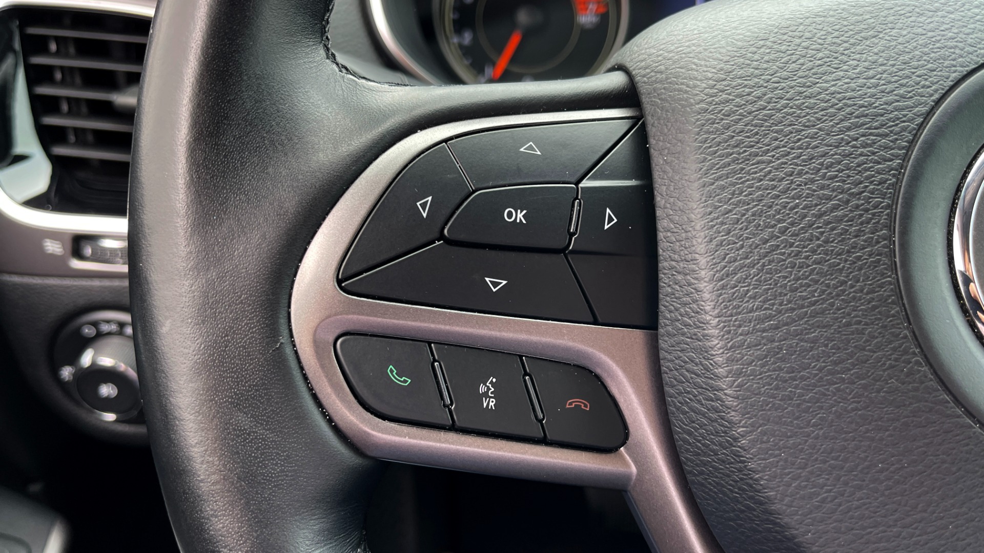 Used 2019 Jeep CHEROKEE LIMITED 2.4L / FWD / APPLE CARPLAY / KEYLESS-GO / REARVIEW for sale Sold at Formula Imports in Charlotte NC 28227 30
