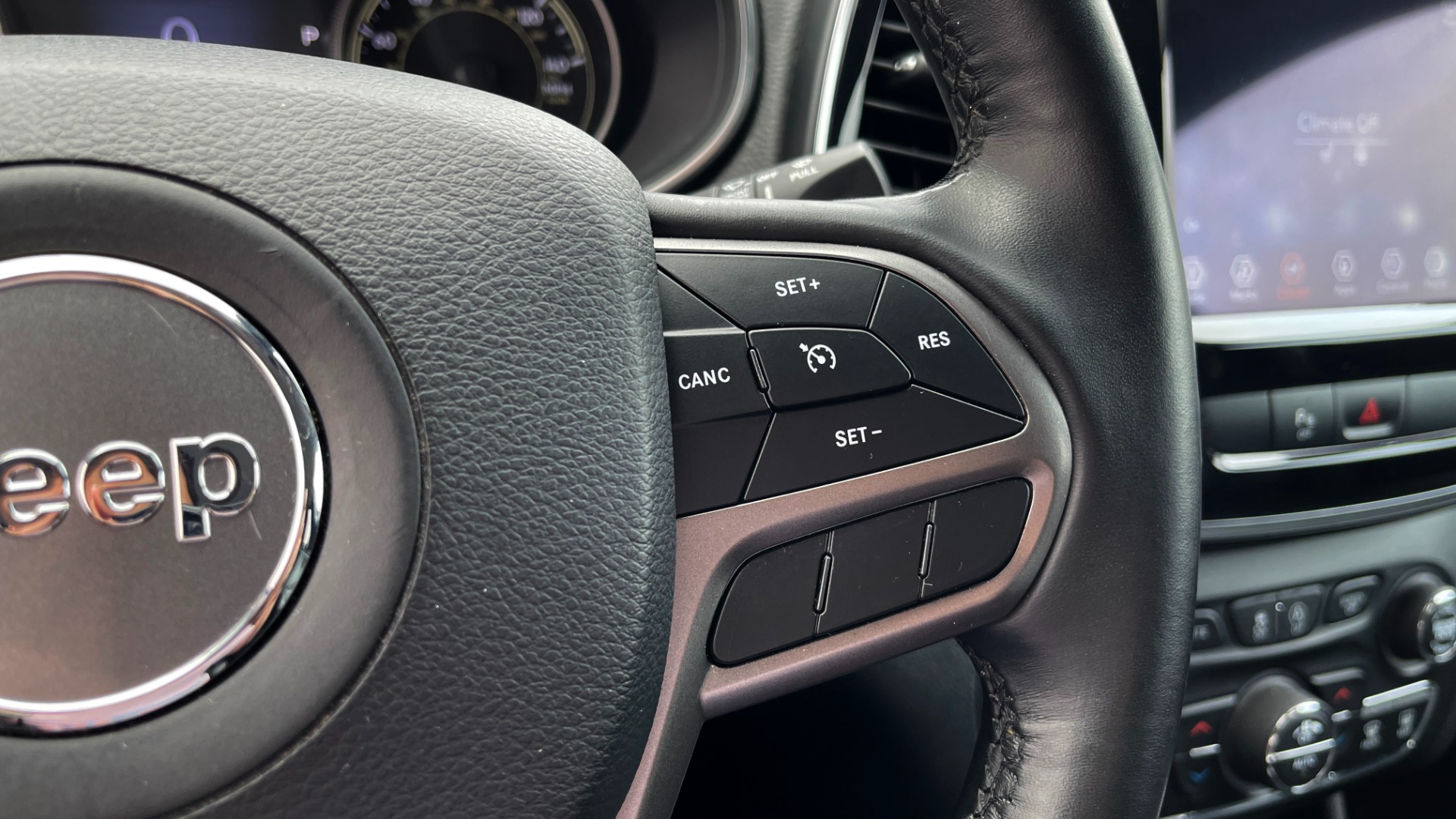 Used 2019 Jeep CHEROKEE LIMITED 2.4L / FWD / APPLE CARPLAY / KEYLESS-GO / REARVIEW for sale Sold at Formula Imports in Charlotte NC 28227 31