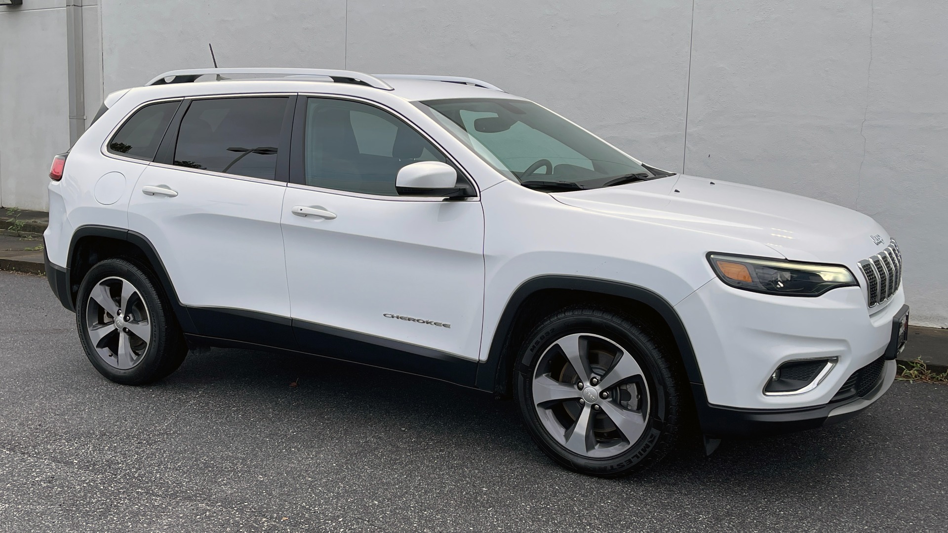 Used 2019 Jeep CHEROKEE LIMITED 2.4L / FWD / APPLE CARPLAY / KEYLESS-GO / REARVIEW for sale Sold at Formula Imports in Charlotte NC 28227 4
