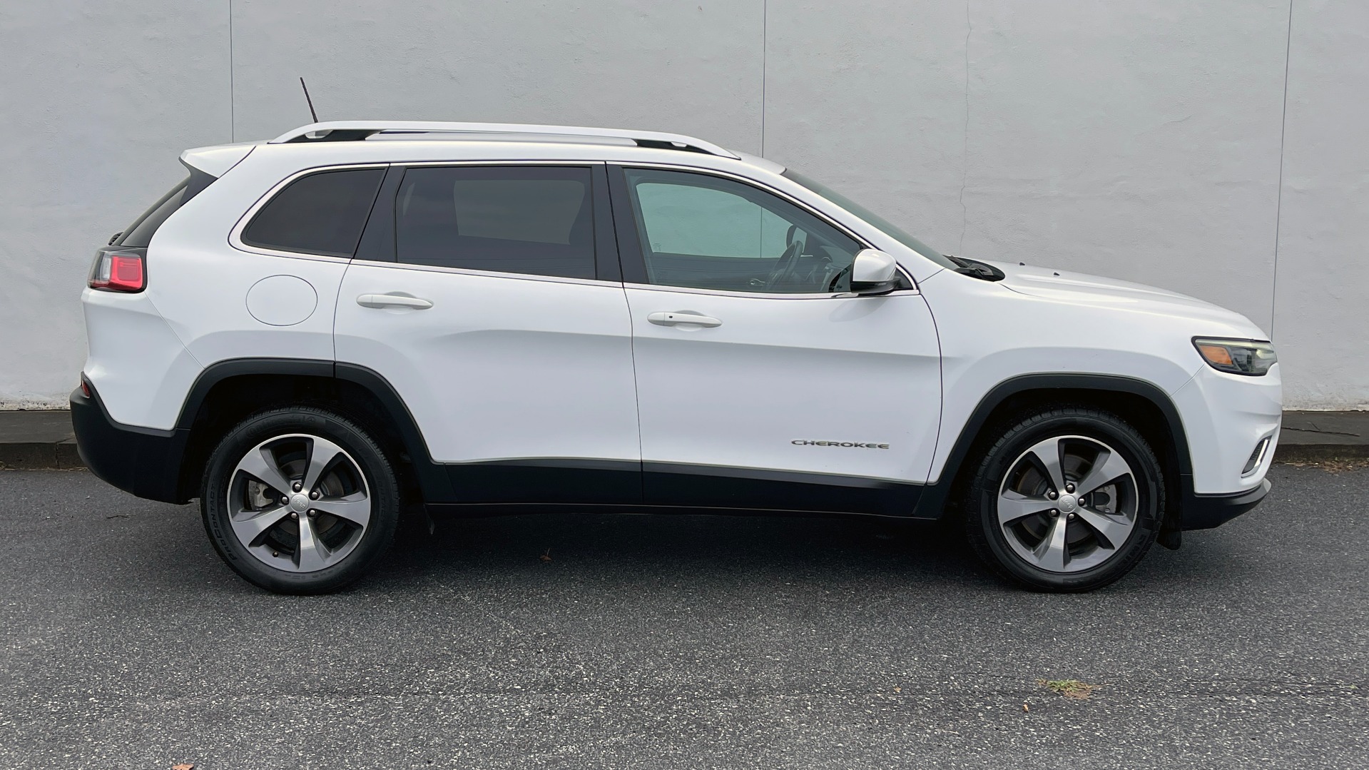 Used 2019 Jeep CHEROKEE LIMITED 2.4L / FWD / APPLE CARPLAY / KEYLESS-GO / REARVIEW for sale Sold at Formula Imports in Charlotte NC 28227 5