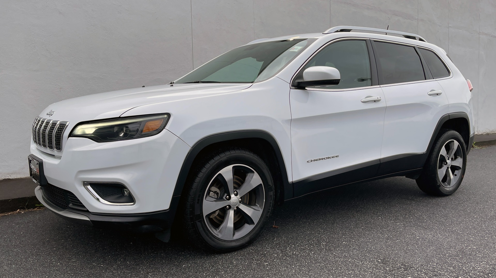 Used 2019 Jeep CHEROKEE LIMITED 2.4L / FWD / APPLE CARPLAY / KEYLESS-GO / REARVIEW for sale Sold at Formula Imports in Charlotte NC 28227 1