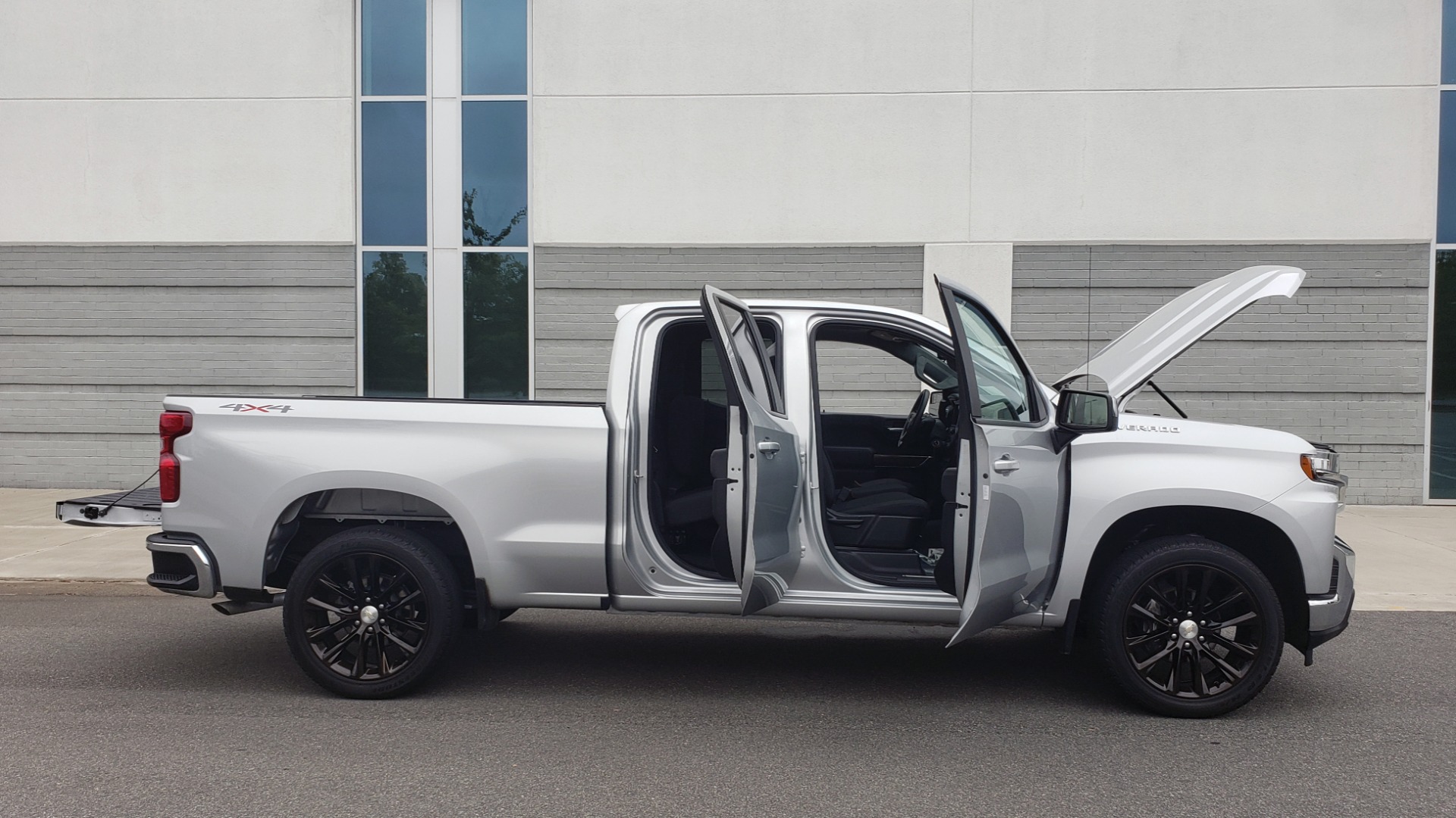 Used 2020 Chevrolet SILVERADO 1500 LT 4WD DOUBLECAB 147 WB / 5.3L V8 / BEDLINER / REARVIEW for sale $41,995 at Formula Imports in Charlotte NC 28227 14