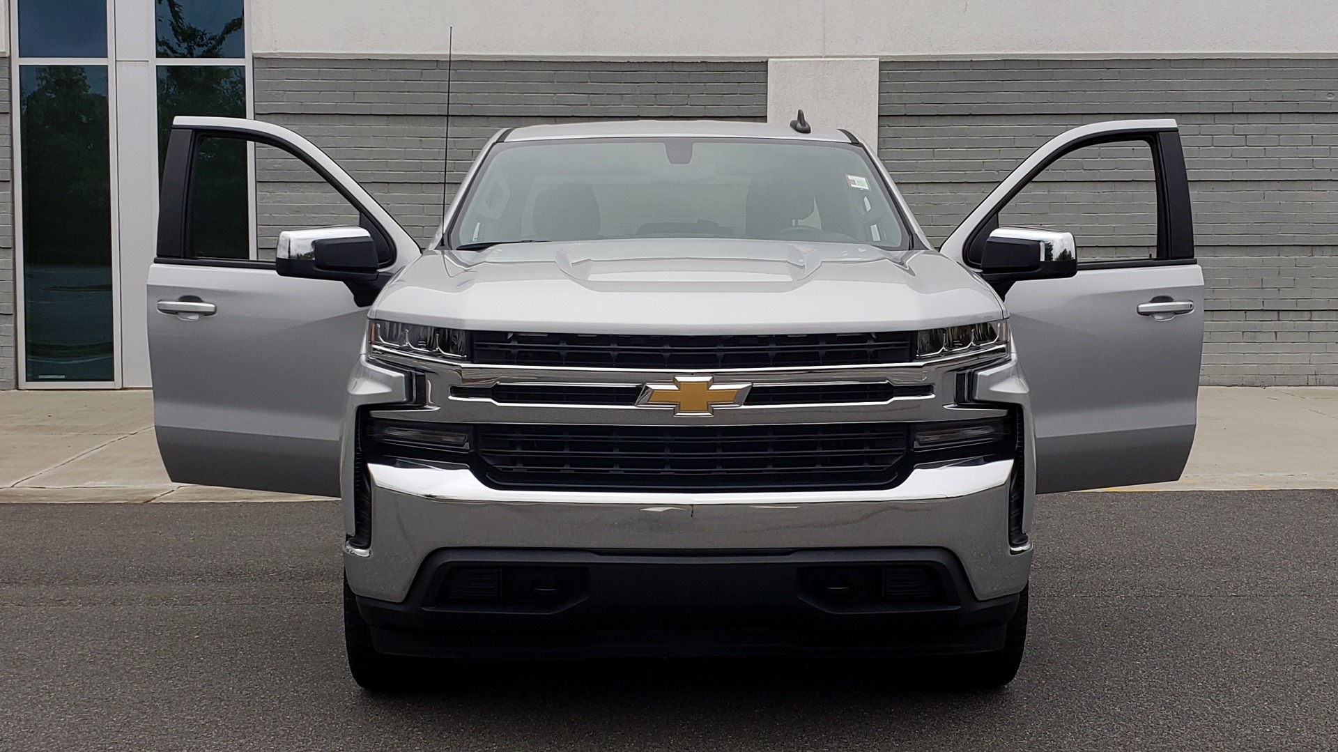 Used 2020 Chevrolet SILVERADO 1500 LT DOUBLE CAB / 4X4 / 5.3L / 22IN WHEELS / REARVIEW for sale Sold at Formula Imports in Charlotte NC 28227 19