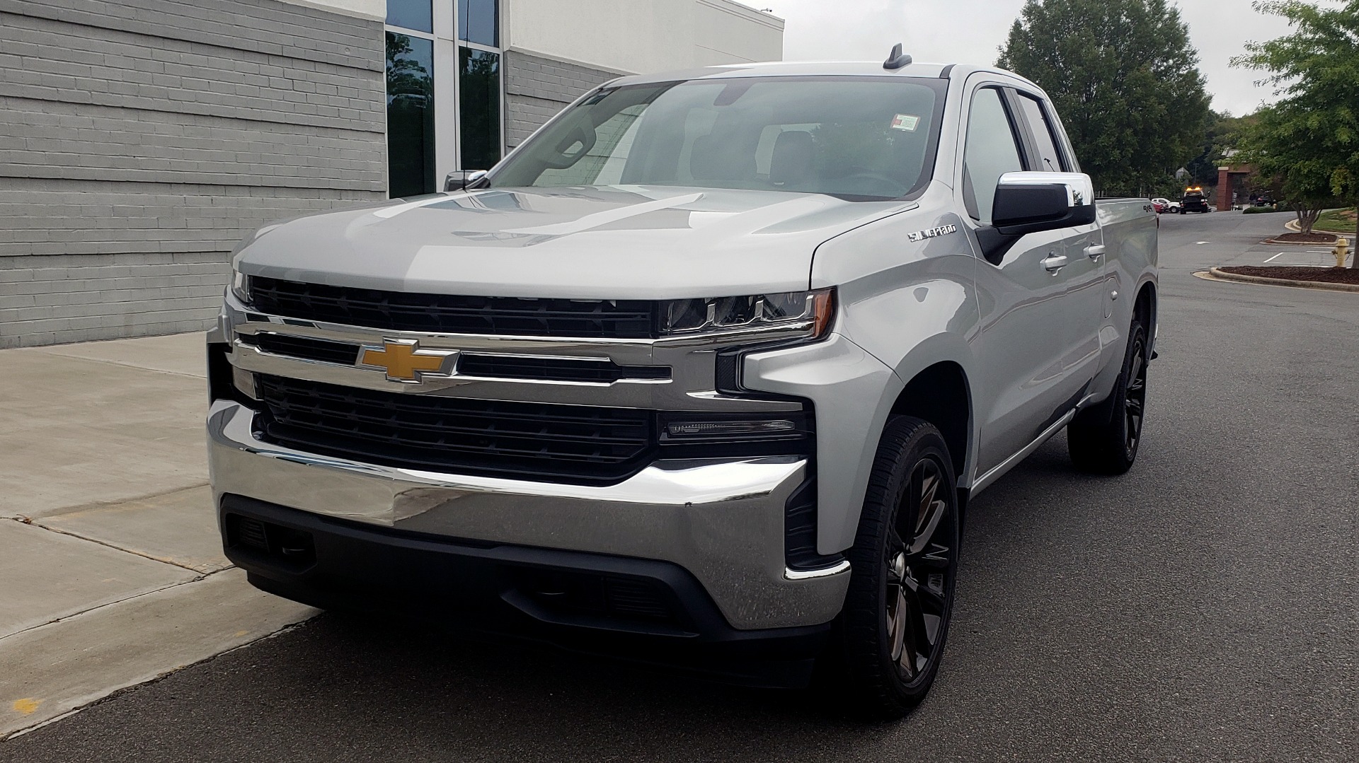Used 2020 Chevrolet SILVERADO 1500 LT DOUBLE CAB / 4X4 / 5.3L / 22IN WHEELS / REARVIEW for sale Sold at Formula Imports in Charlotte NC 28227 2