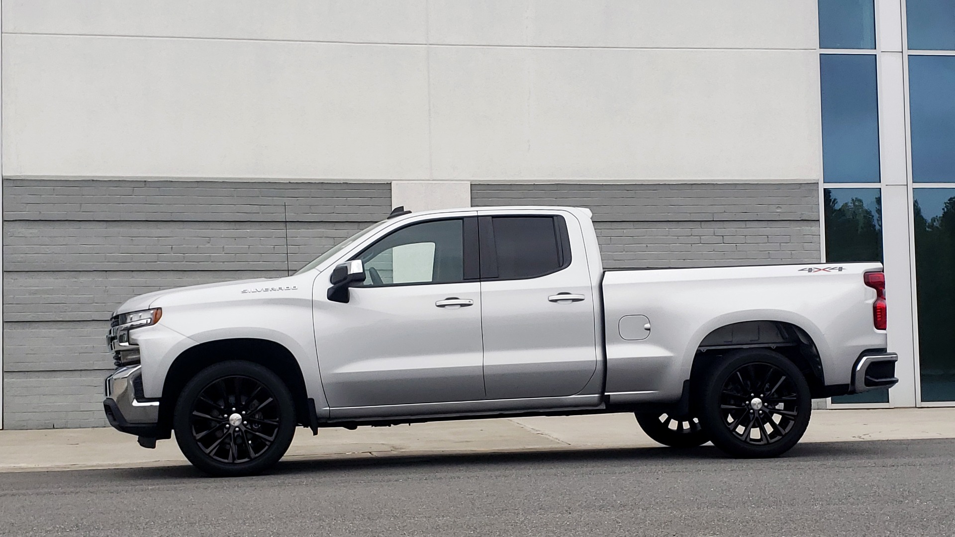Used 2020 Chevrolet SILVERADO 1500 LT DOUBLE CAB / 4X4 / 5.3L / 22IN WHEELS / REARVIEW for sale Sold at Formula Imports in Charlotte NC 28227 3