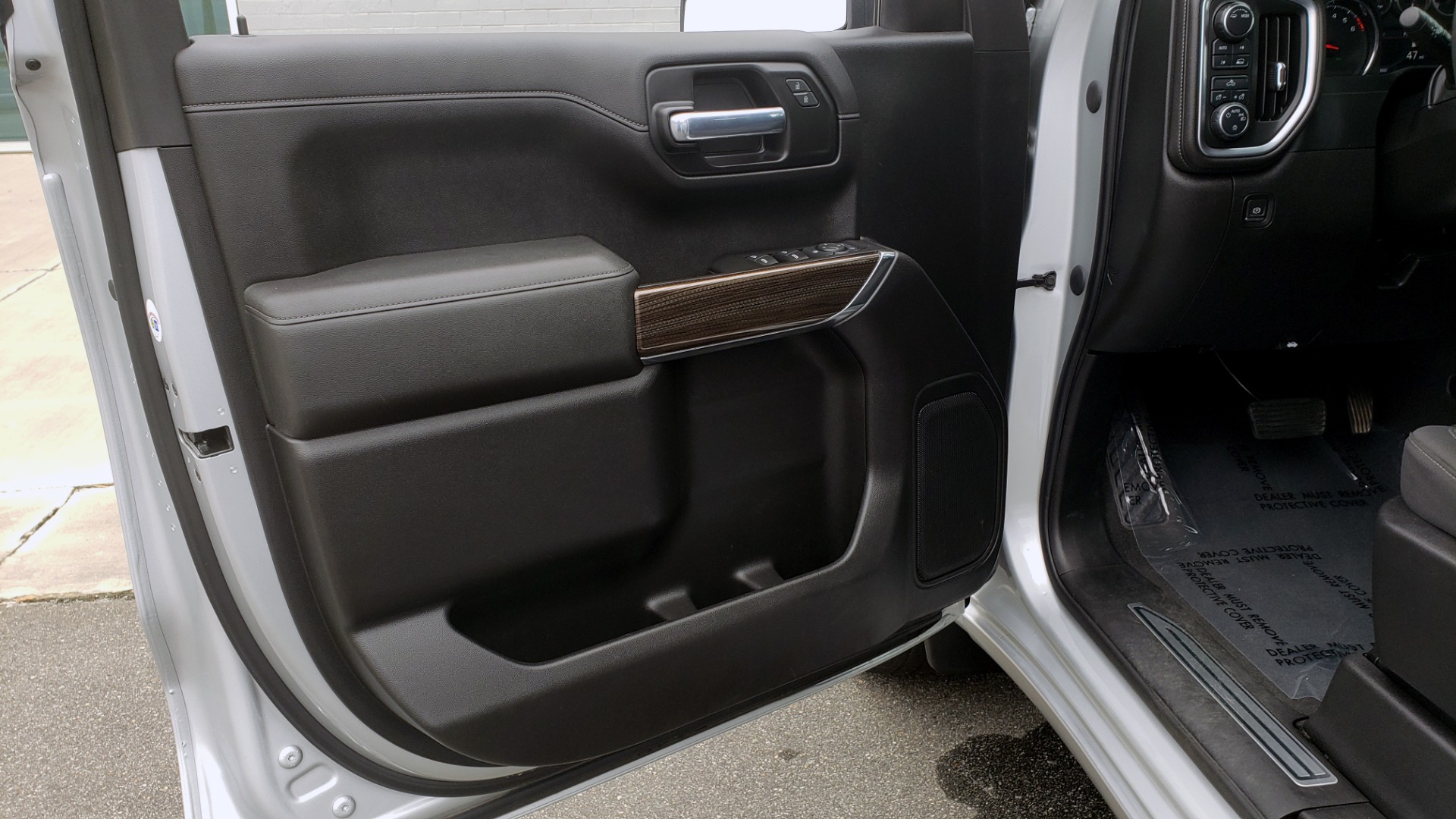Used 2020 Chevrolet SILVERADO 1500 LT 4WD DOUBLECAB 147 WB / 5.3L V8 / BEDLINER / REARVIEW for sale $41,995 at Formula Imports in Charlotte NC 28227 32
