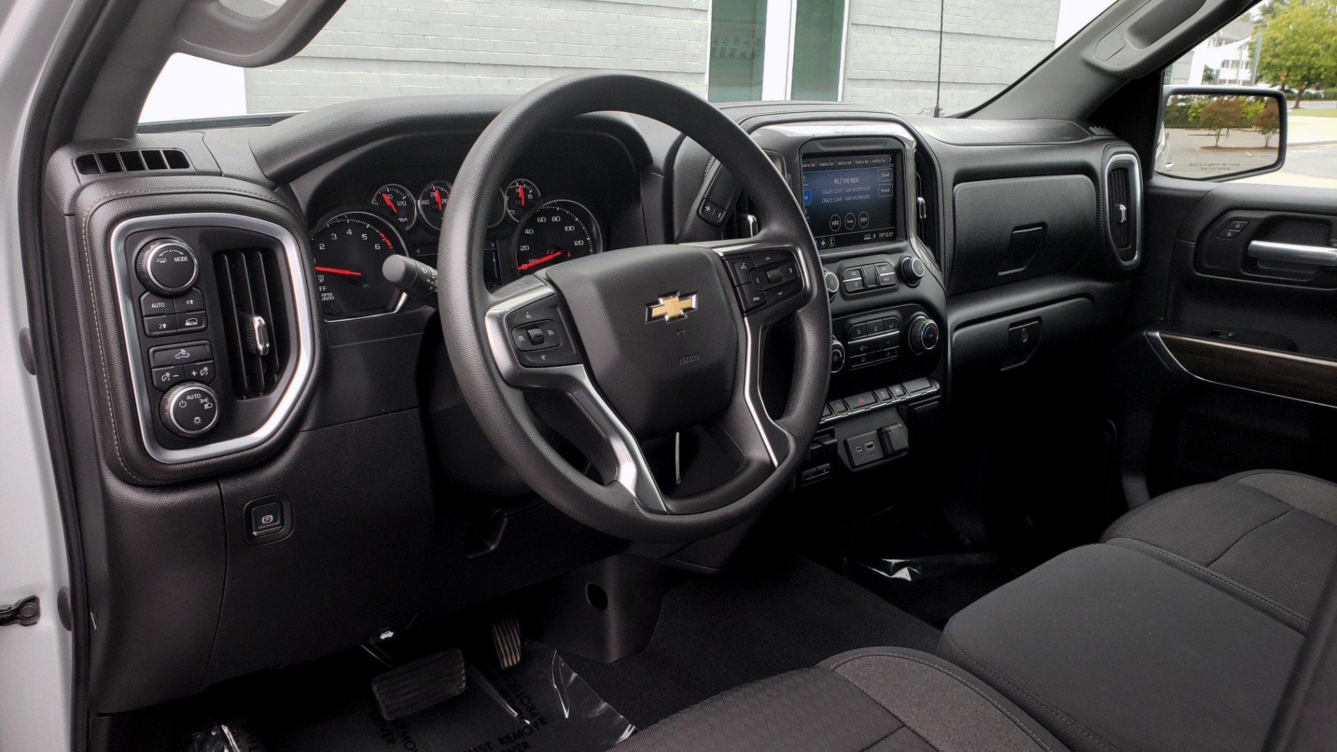 Used 2020 Chevrolet SILVERADO 1500 LT DOUBLE CAB / 4X4 / 5.3L / 22IN WHEELS / REARVIEW for sale Sold at Formula Imports in Charlotte NC 28227 37