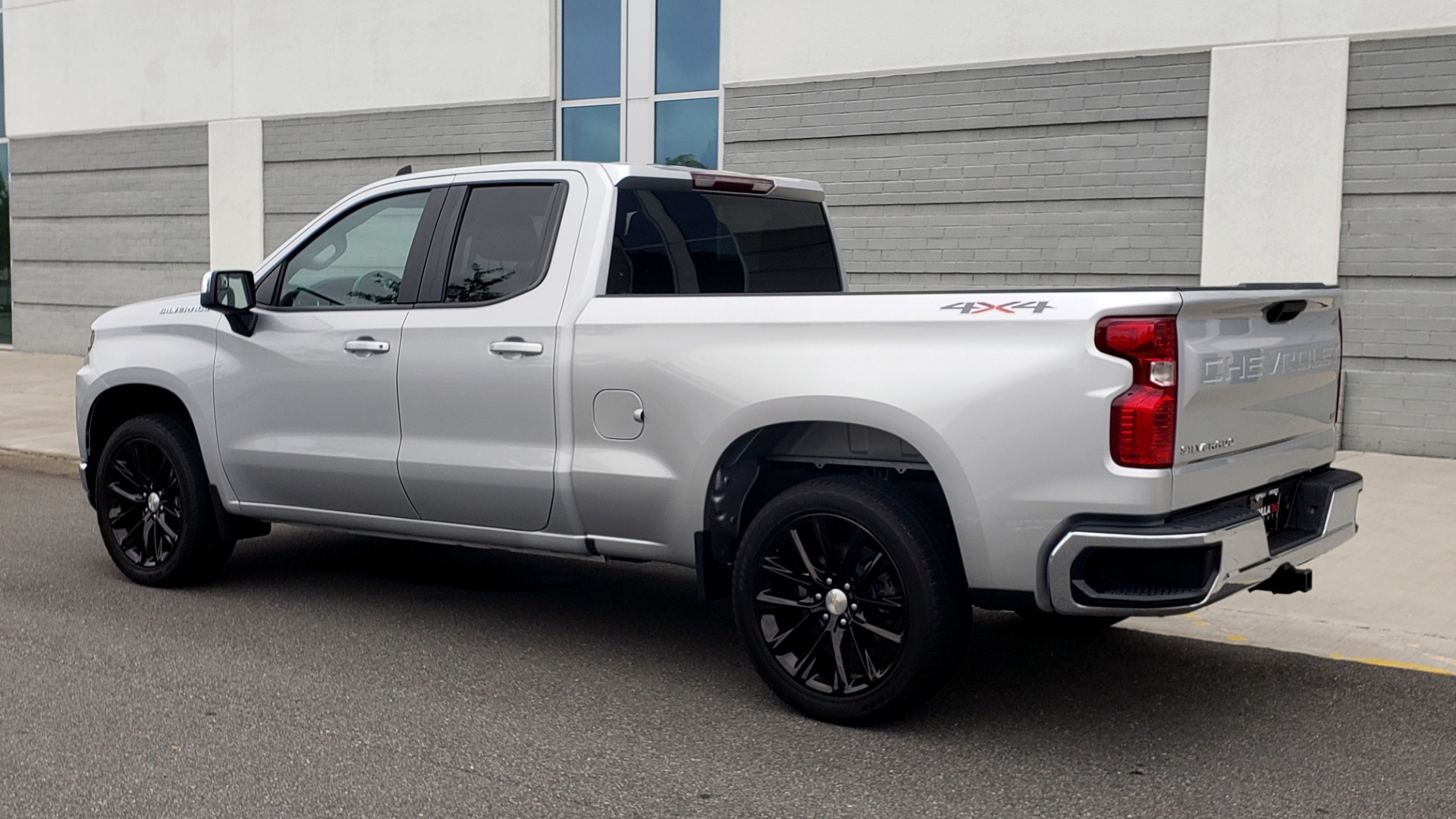 Used 2020 Chevrolet SILVERADO 1500 LT DOUBLE CAB / 4X4 / 5.3L / 22IN WHEELS / REARVIEW for sale Sold at Formula Imports in Charlotte NC 28227 4