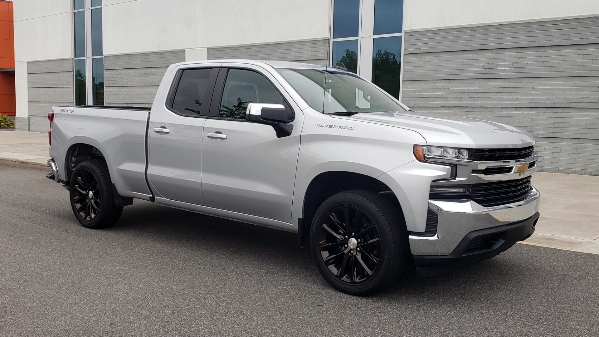 Used 2020 Chevrolet SILVERADO 1500 LT DOUBLE CAB / 4X4 / 5.3L / 22IN WHEELS / REARVIEW for sale Sold at Formula Imports in Charlotte NC 28227 5