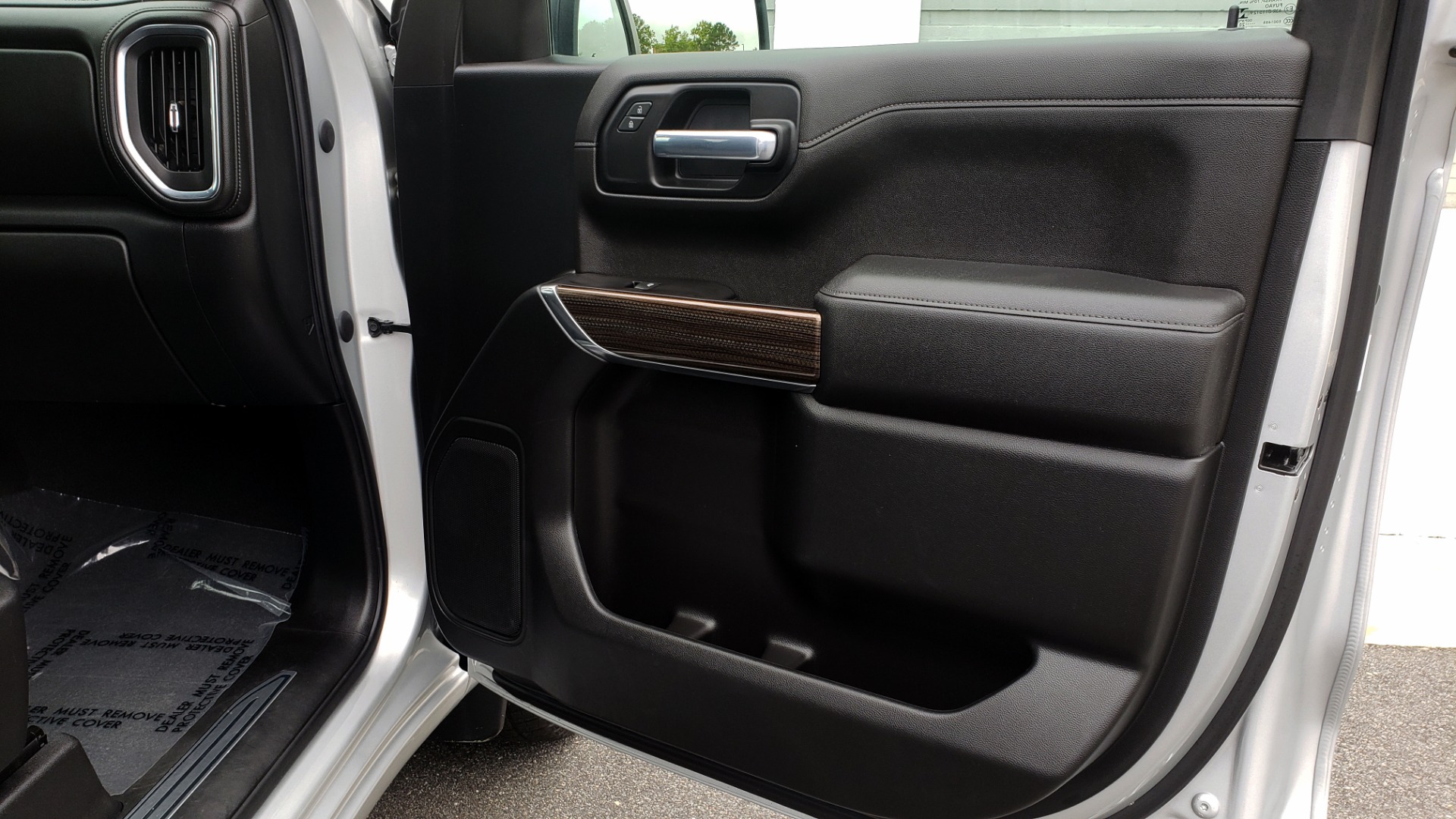 Used 2020 Chevrolet SILVERADO 1500 LT DOUBLE CAB / 4X4 / 5.3L / 22IN WHEELS / REARVIEW for sale Sold at Formula Imports in Charlotte NC 28227 57