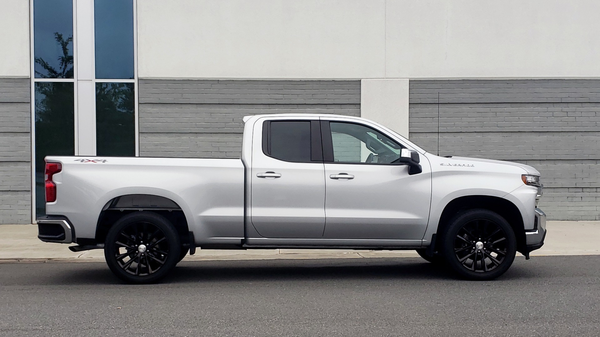 Used 2020 Chevrolet SILVERADO 1500 LT 4WD DOUBLECAB 147 WB / 5.3L V8 / BEDLINER / REARVIEW for sale $41,995 at Formula Imports in Charlotte NC 28227 6