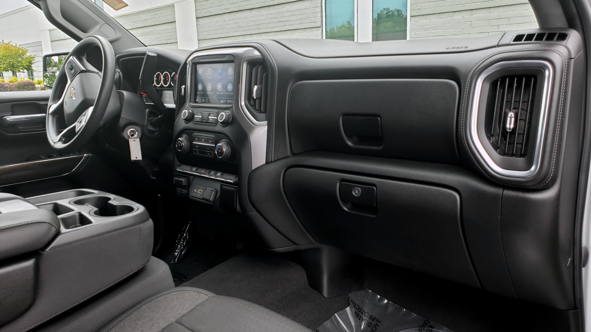 Used 2020 Chevrolet SILVERADO 1500 LT 4WD DOUBLECAB 147 WB / 5.3L V8 / BEDLINER / REARVIEW for sale $41,995 at Formula Imports in Charlotte NC 28227 61