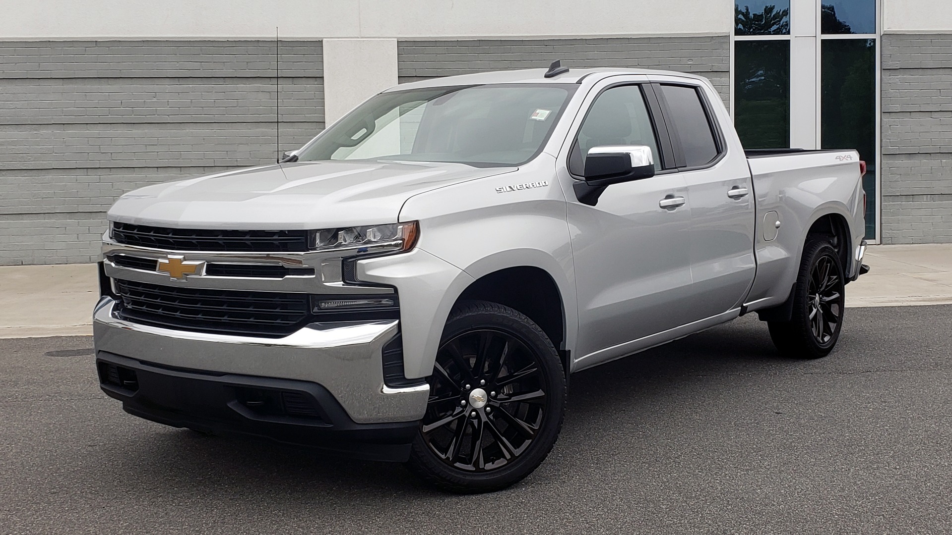 Used 2020 Chevrolet SILVERADO 1500 LT DOUBLE CAB / 4X4 / 5.3L / 22IN WHEELS / REARVIEW for sale Sold at Formula Imports in Charlotte NC 28227 1