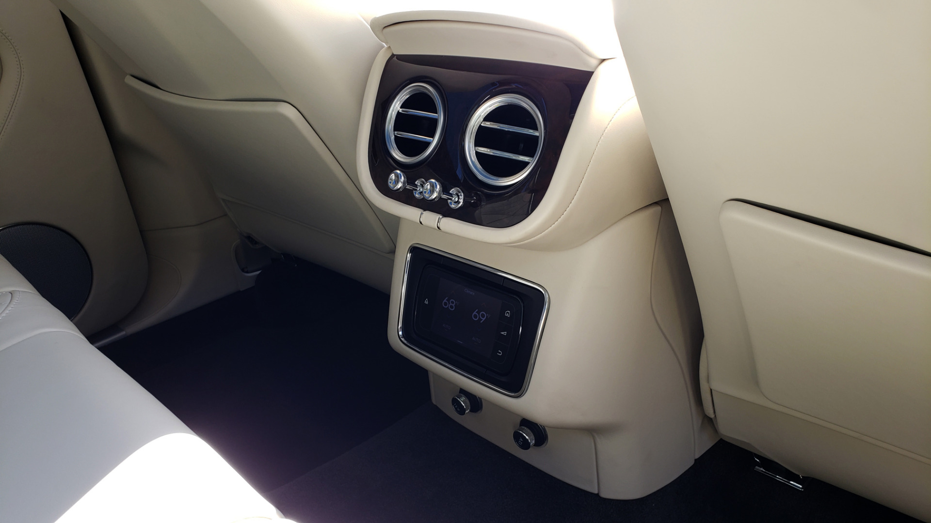 Used 2017 Bentley BENTAYGA W12 600HP / NAV / AWD / PANO-ROOF / BACK-UP CAMERA for sale Sold at Formula Imports in Charlotte NC 28227 102