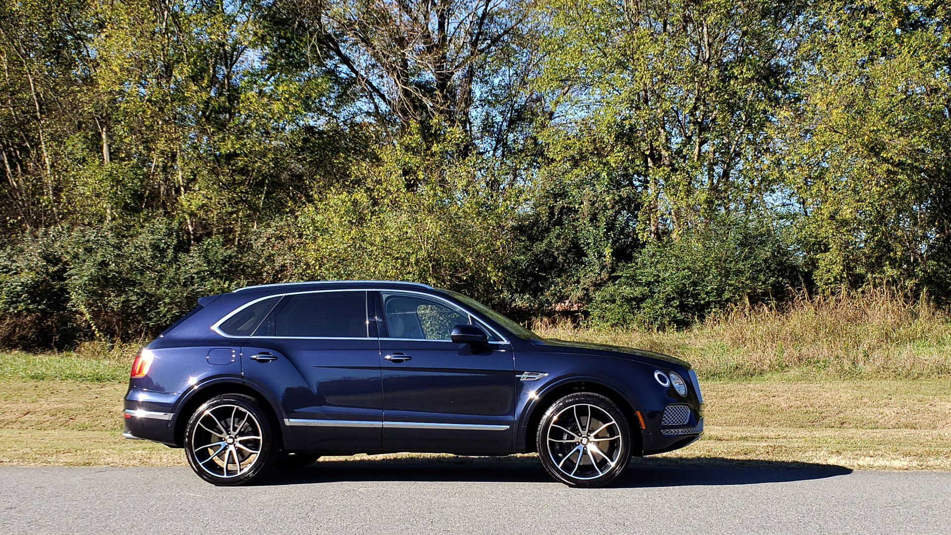 Used 2017 Bentley BENTAYGA W12 600HP / NAV / AWD / PANO-ROOF / BACK-UP CAMERA for sale Sold at Formula Imports in Charlotte NC 28227 23