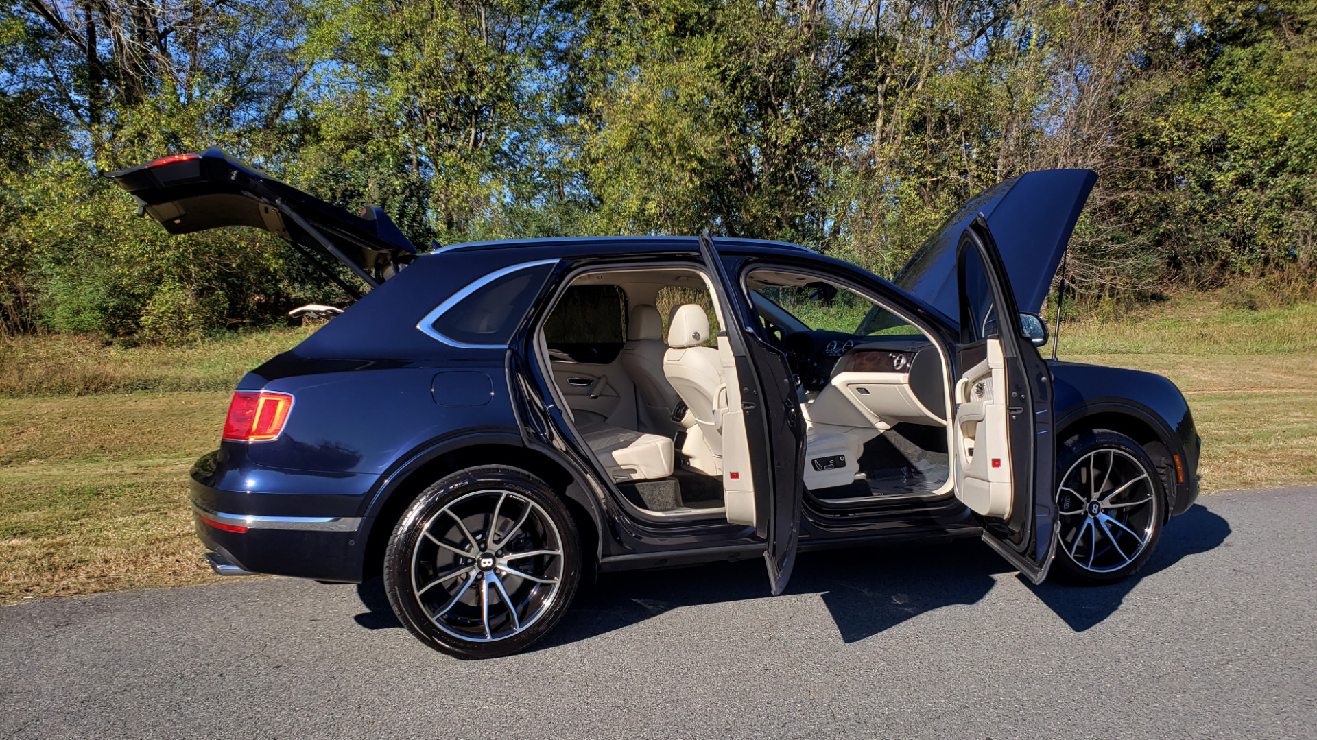 Used 2017 Bentley BENTAYGA W12 600HP / NAV / AWD / PANO-ROOF / BACK-UP CAMERA for sale Sold at Formula Imports in Charlotte NC 28227 28