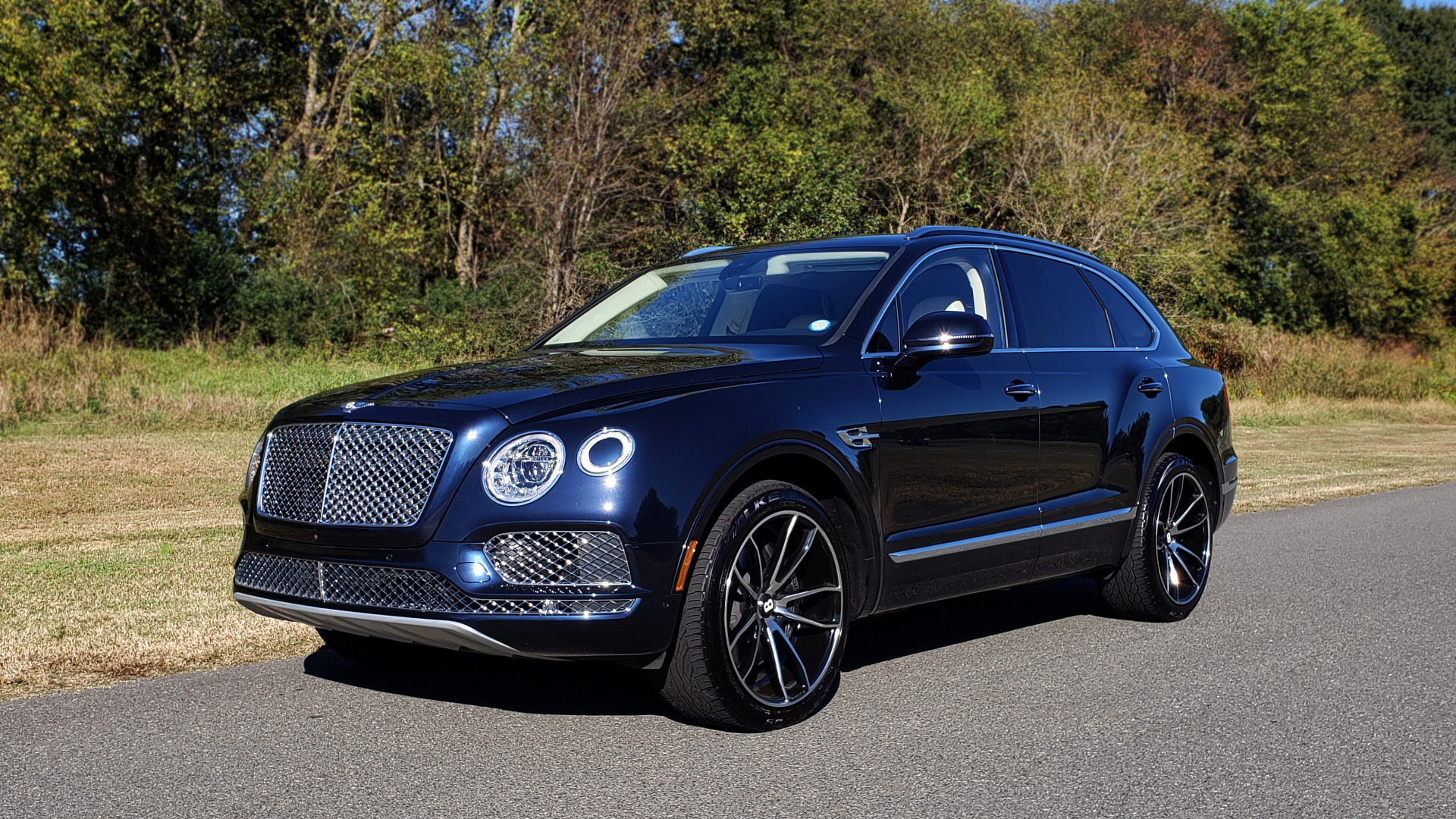 Used 2017 Bentley BENTAYGA W12 600HP / NAV / AWD / PANO-ROOF / BACK-UP CAMERA for sale Sold at Formula Imports in Charlotte NC 28227 3