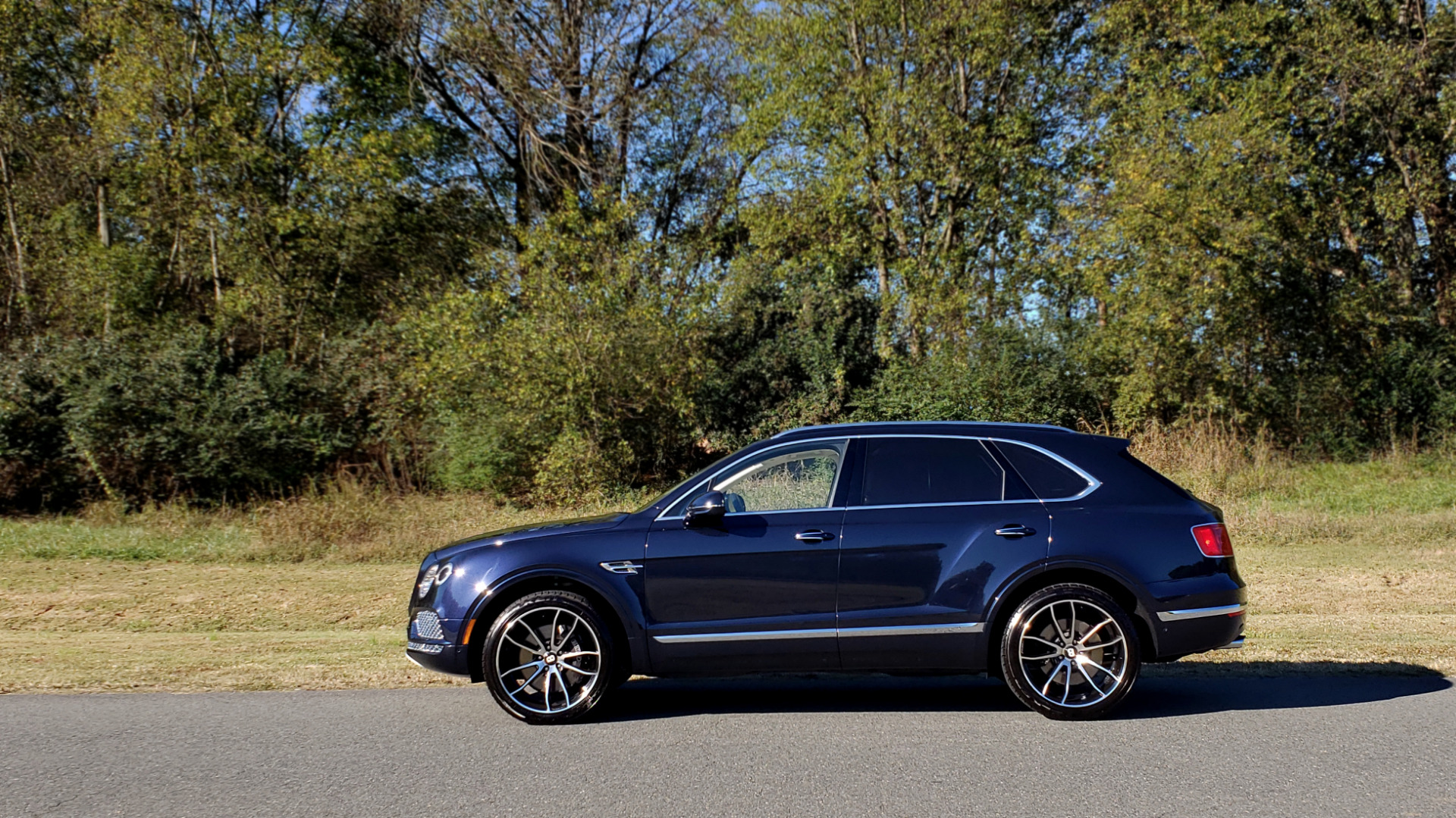 Used 2017 Bentley BENTAYGA W12 600HP / NAV / AWD / PANO-ROOF / BACK-UP CAMERA for sale Sold at Formula Imports in Charlotte NC 28227 4