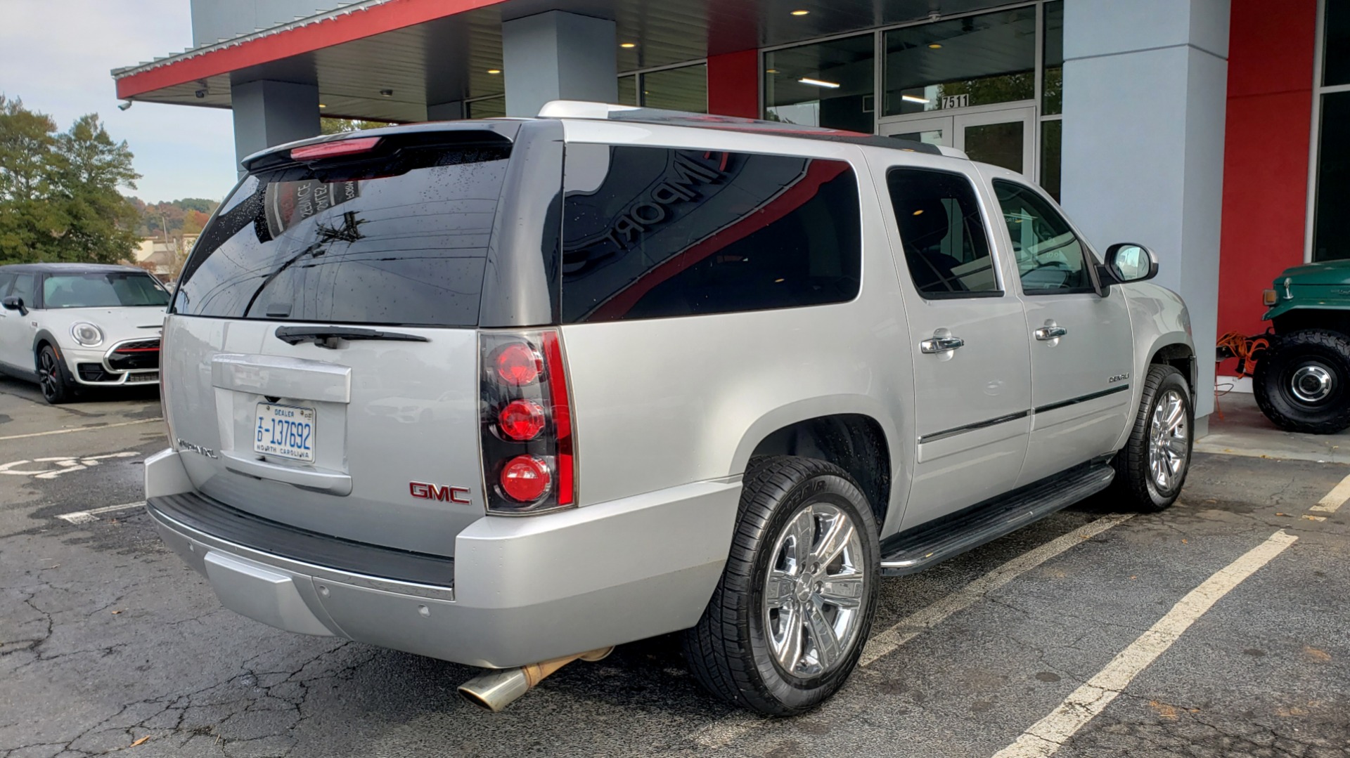 Used 2014 GMC YUKON XL DENALI / 5.3L V8 / AWD / NAV / BOSE / SUNROOF / 3-ROW / REARVIEW for sale Sold at Formula Imports in Charlotte NC 28227 4