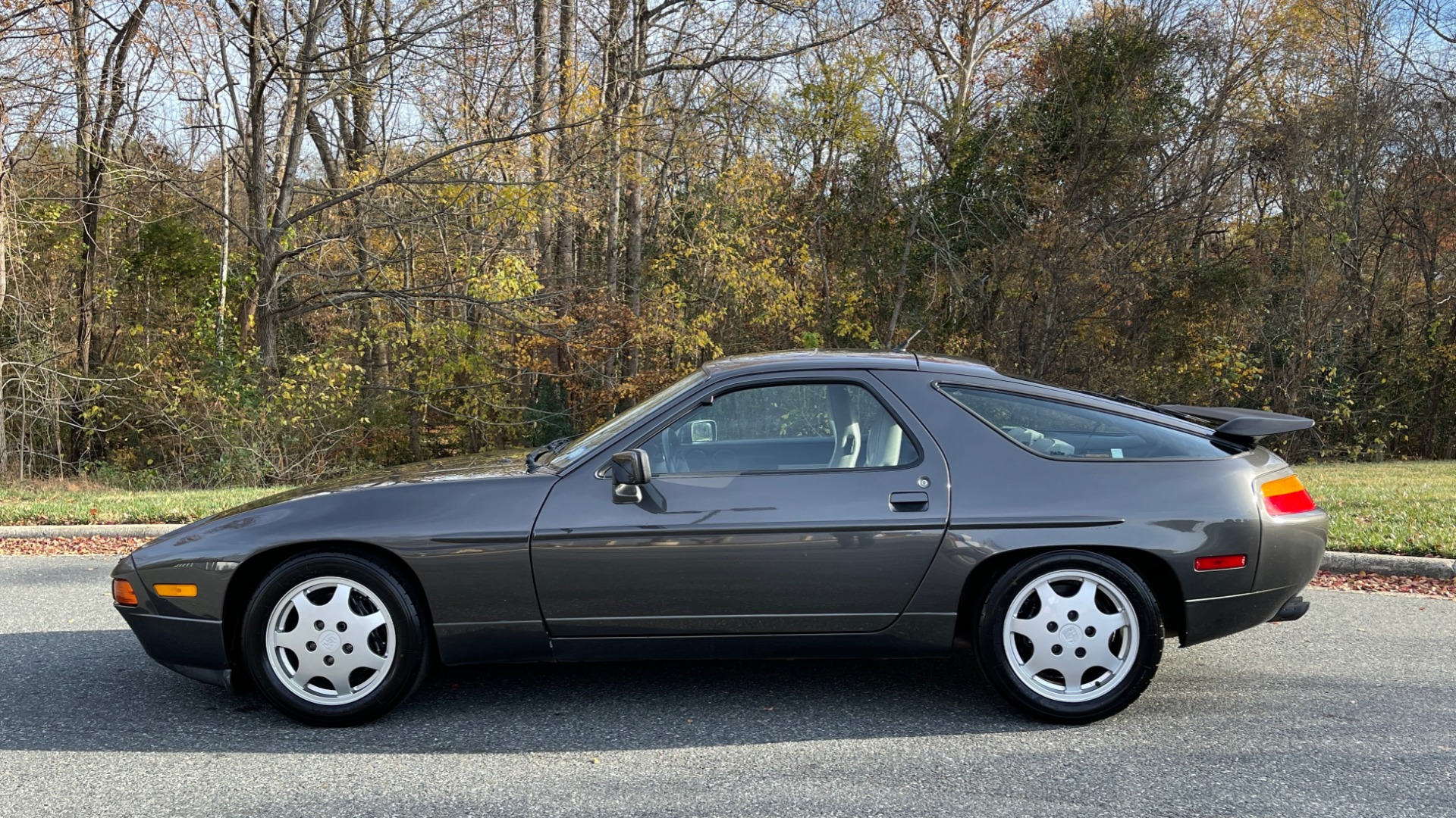 Used 1990 Porsche 928 GT COUPE / 5.0L V8 / 5-SPD MANUAL / LOW MILES for sale $43,999 at Formula Imports in Charlotte NC 28227 4