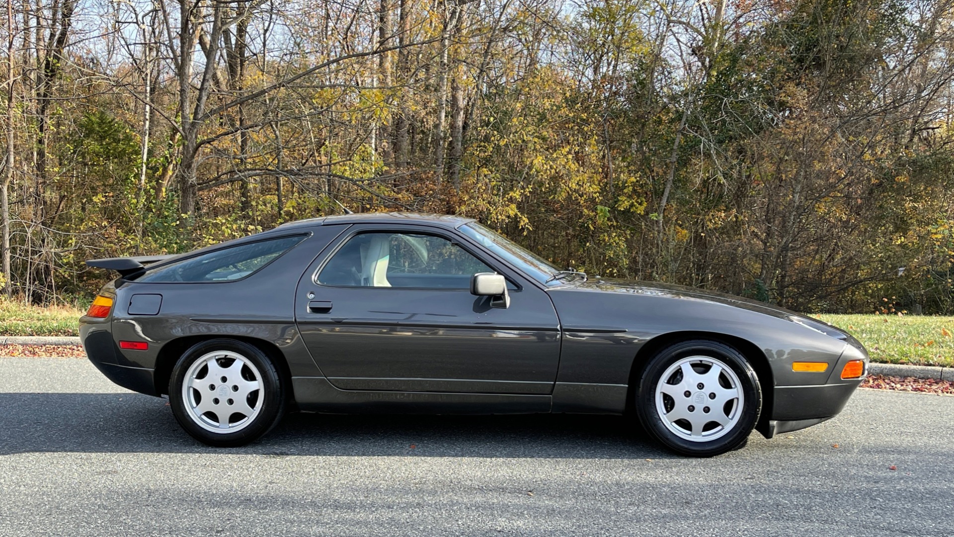 Used 1990 Porsche 928 GT COUPE / 5.0L V8 / 5-SPD MANUAL / LOW MILES for sale Sold at Formula Imports in Charlotte NC 28227 7