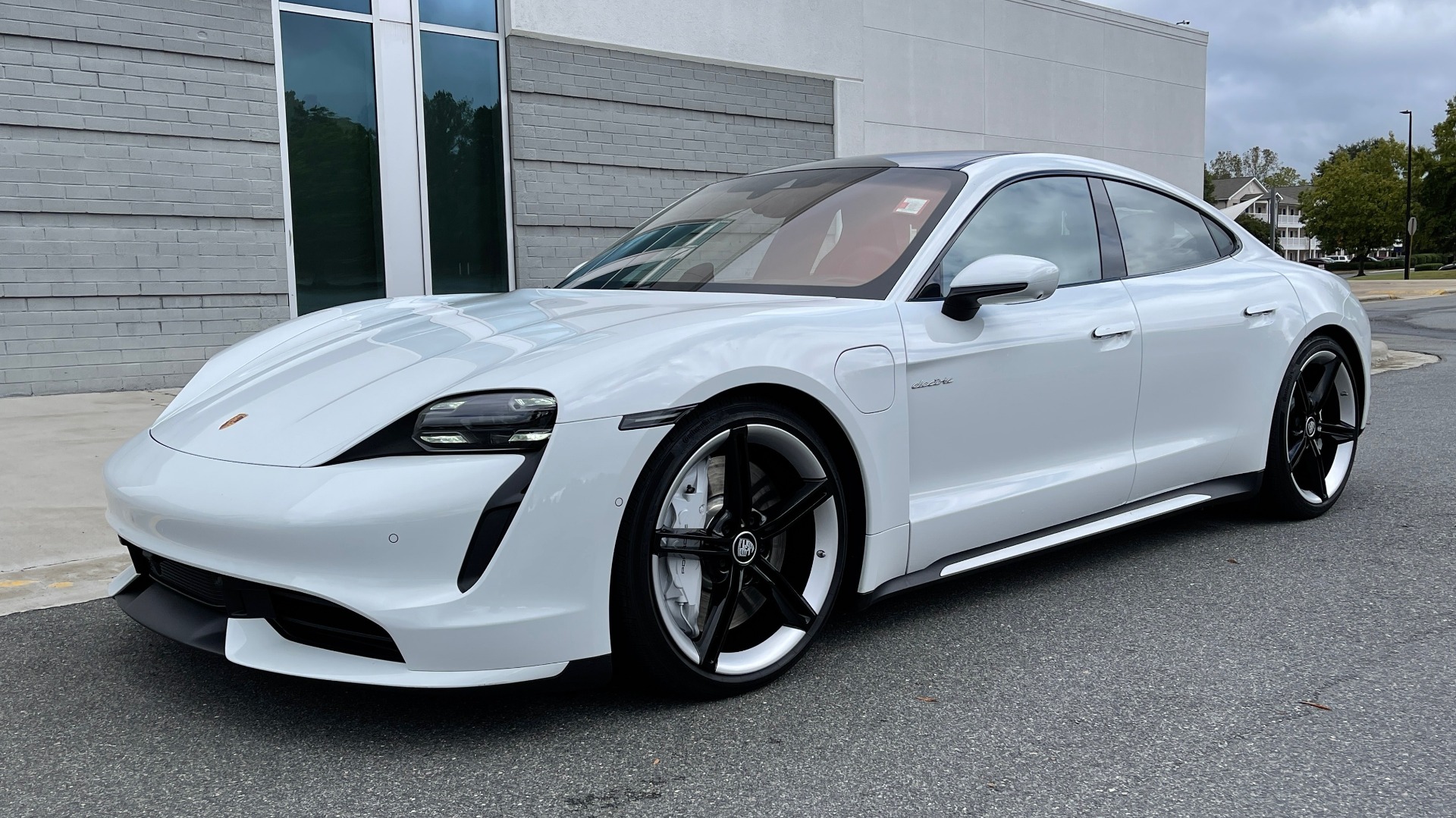 Used 2020 Porsche TAYCAN TURBO SEDAN / AWD / NAV / BOSE / PANO-ROOF / LCA / SURROUND VIEW for sale $162,995 at Formula Imports in Charlotte NC 28227 2