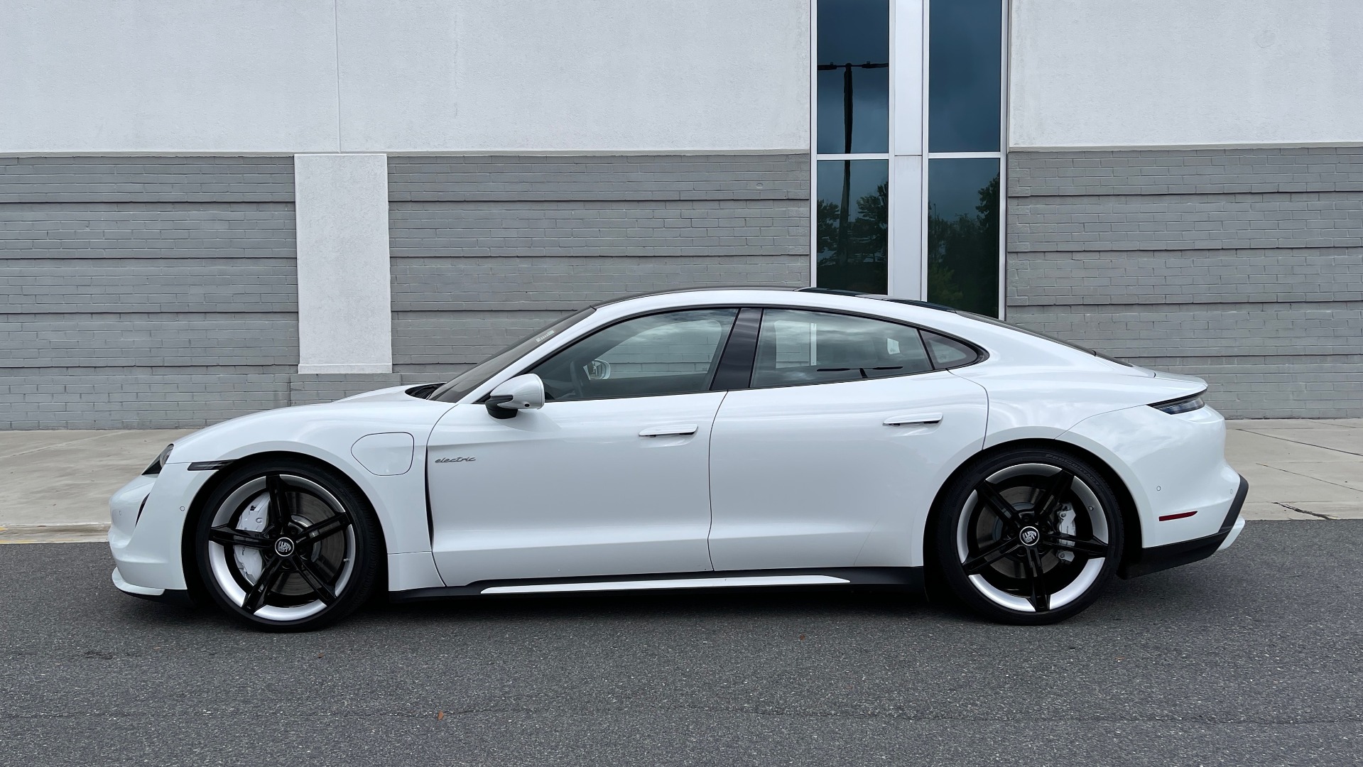Used 2020 Porsche TAYCAN TURBO SEDAN / AWD / NAV / BOSE / PANO-ROOF / LCA / SURROUND VIEW for sale $162,995 at Formula Imports in Charlotte NC 28227 3